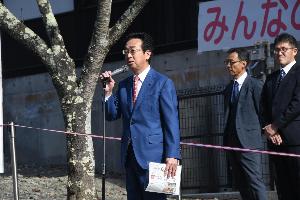 オープニングセレモニーであいさつする新井藤岡市長