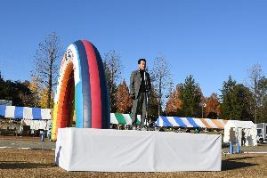 蚕マラソン開会式であいさつする新井藤岡市長