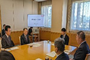 会議で発言する新井藤岡市長