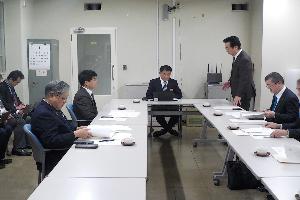 埼玉県庁の職員へ挨拶する新井藤岡市長