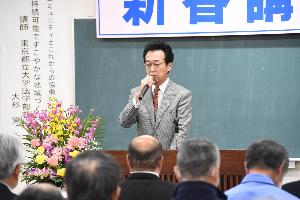 区長会新春講演会であいさつする新井藤岡市長