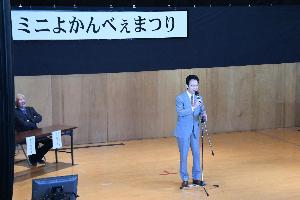 開会式であいさつする新井藤岡市長