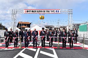 関係者らとともにテープカットを行う新井藤岡市長