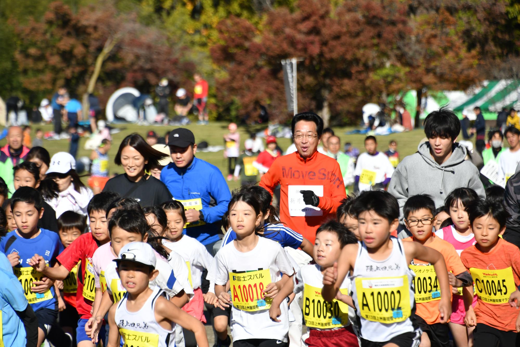 R6蚕マラソンでスタートを切る新井市長