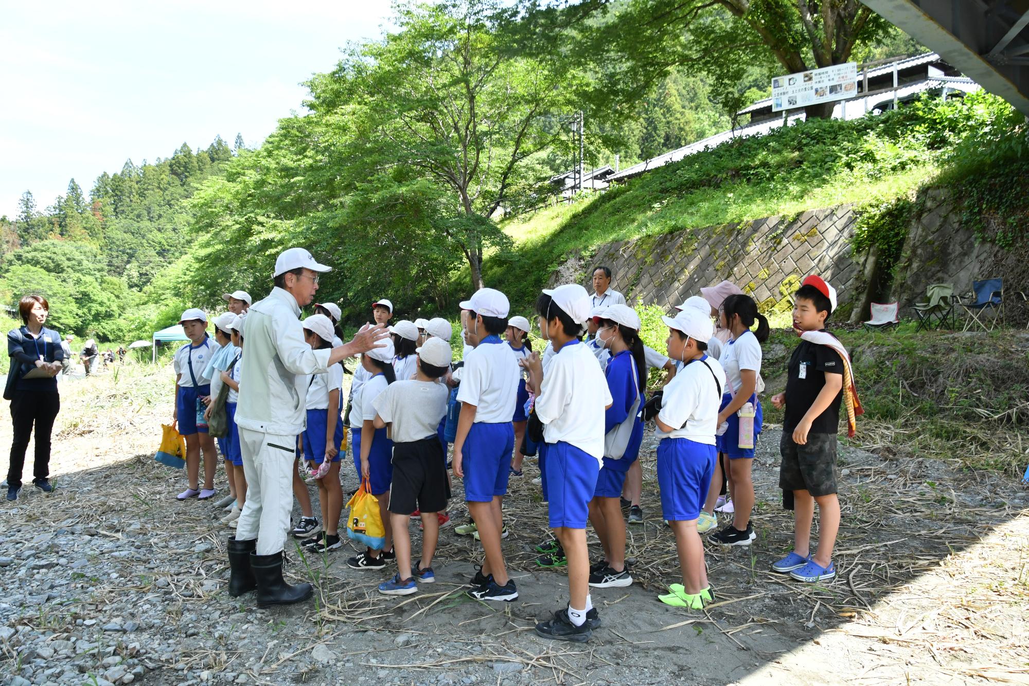 R08鮎の試し釣りで挨拶する新井市長