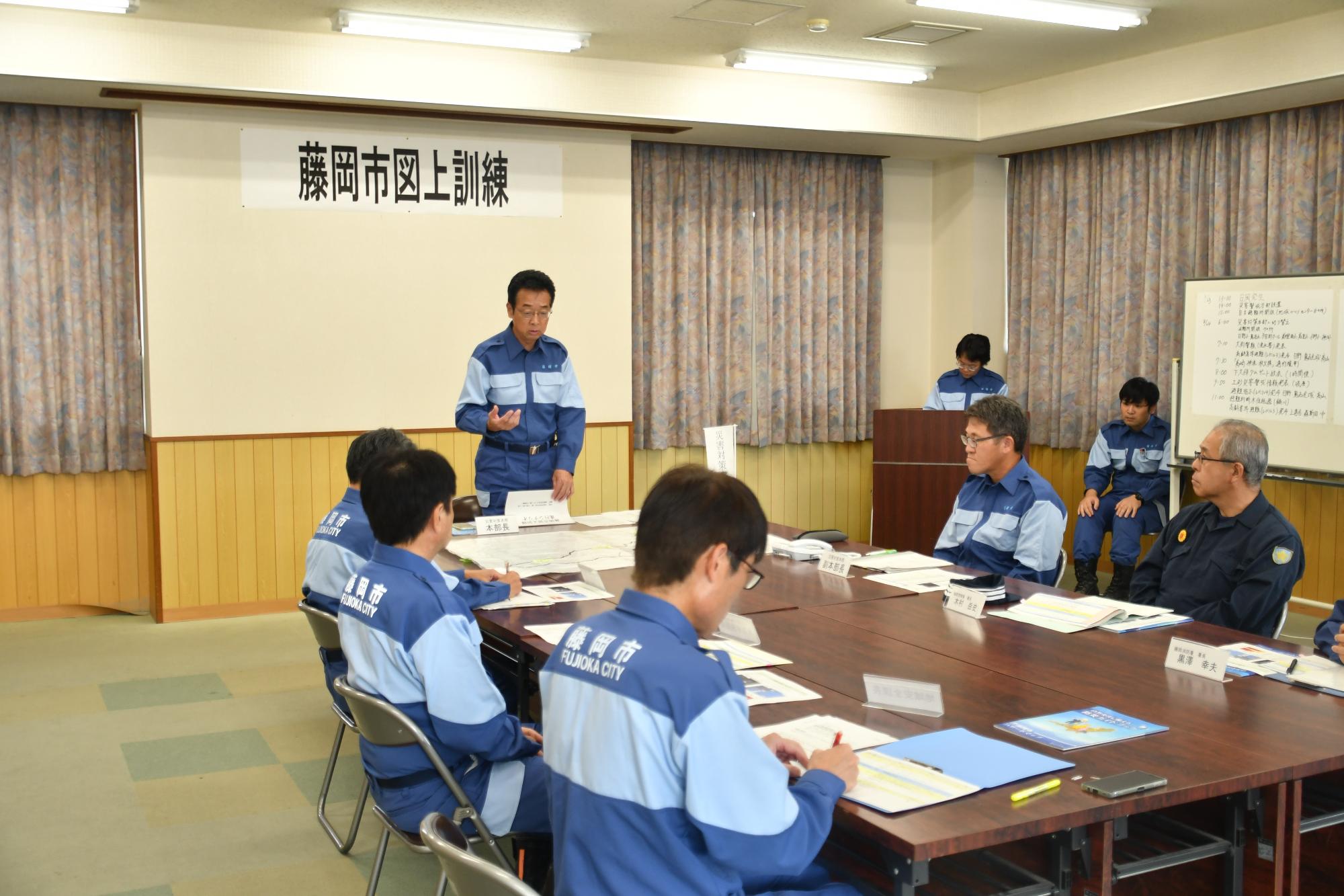 図上訓練にあたり挨拶を行う新井市長