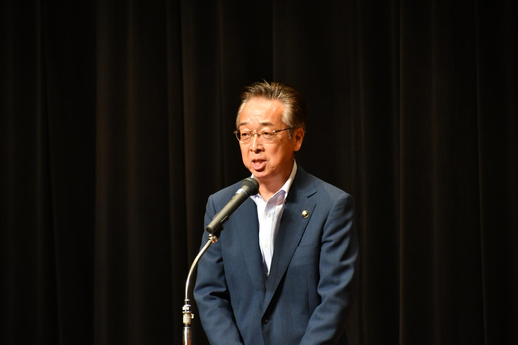 R08夏期大学講座で挨拶する新井市長
