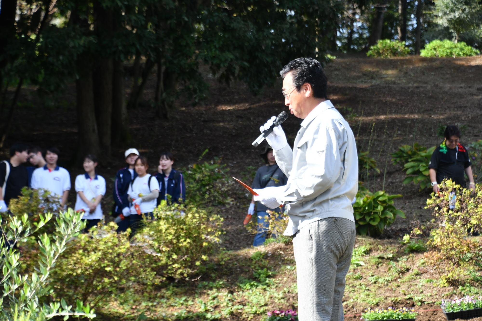 花植え前に挨拶をする新井市長