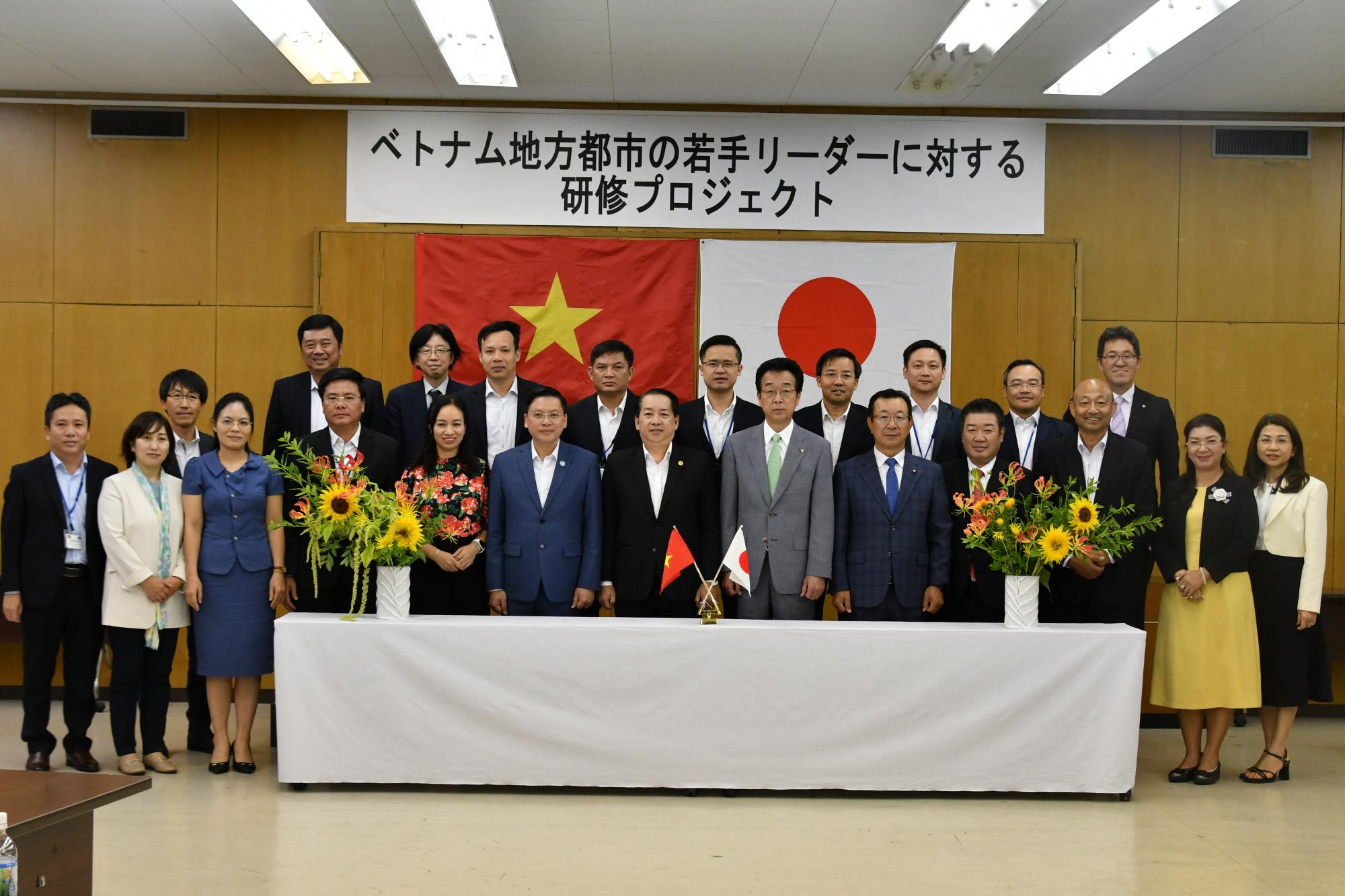 ベトナム行政視察団との集合写真