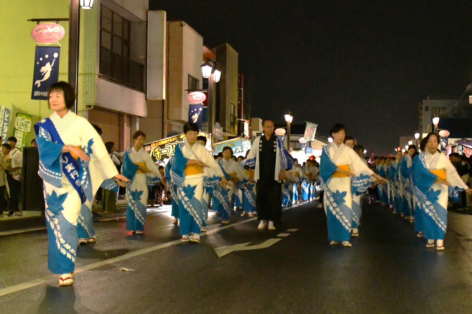 R08藤岡祭り初日の婦人会の踊りの様子