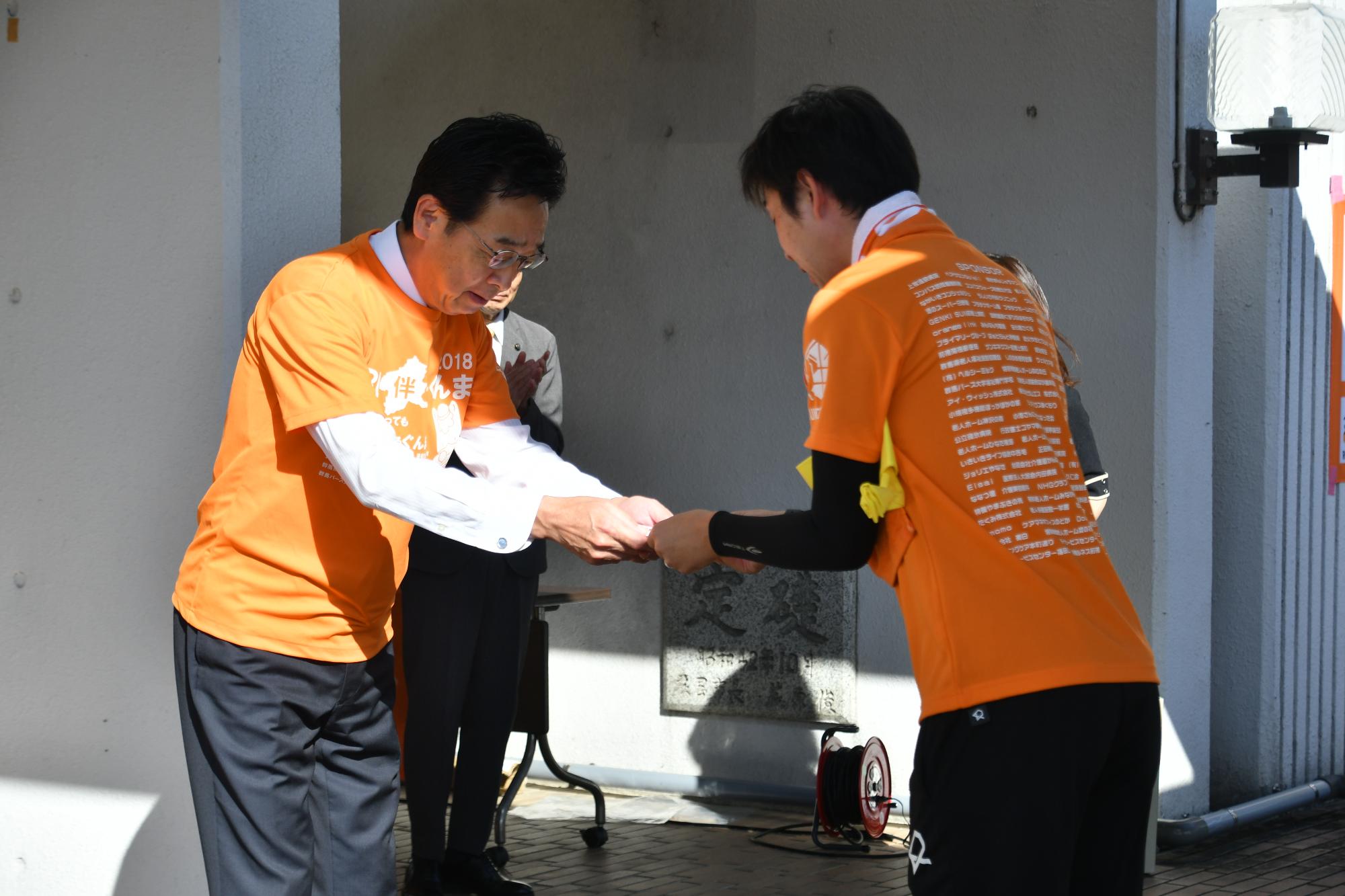 R07ランナーへタスキと激励金を渡す新井市長