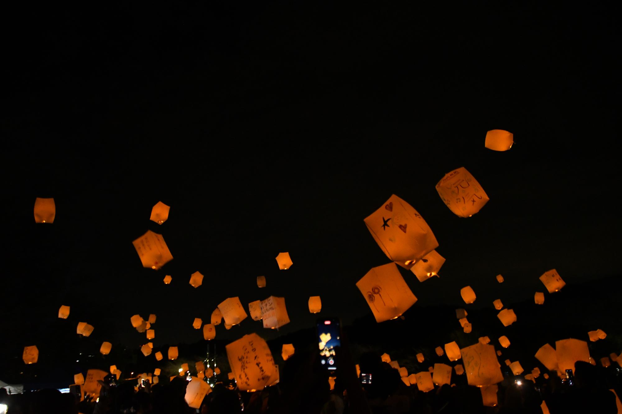 R07オニシスカイランタンフェスティバルの様子