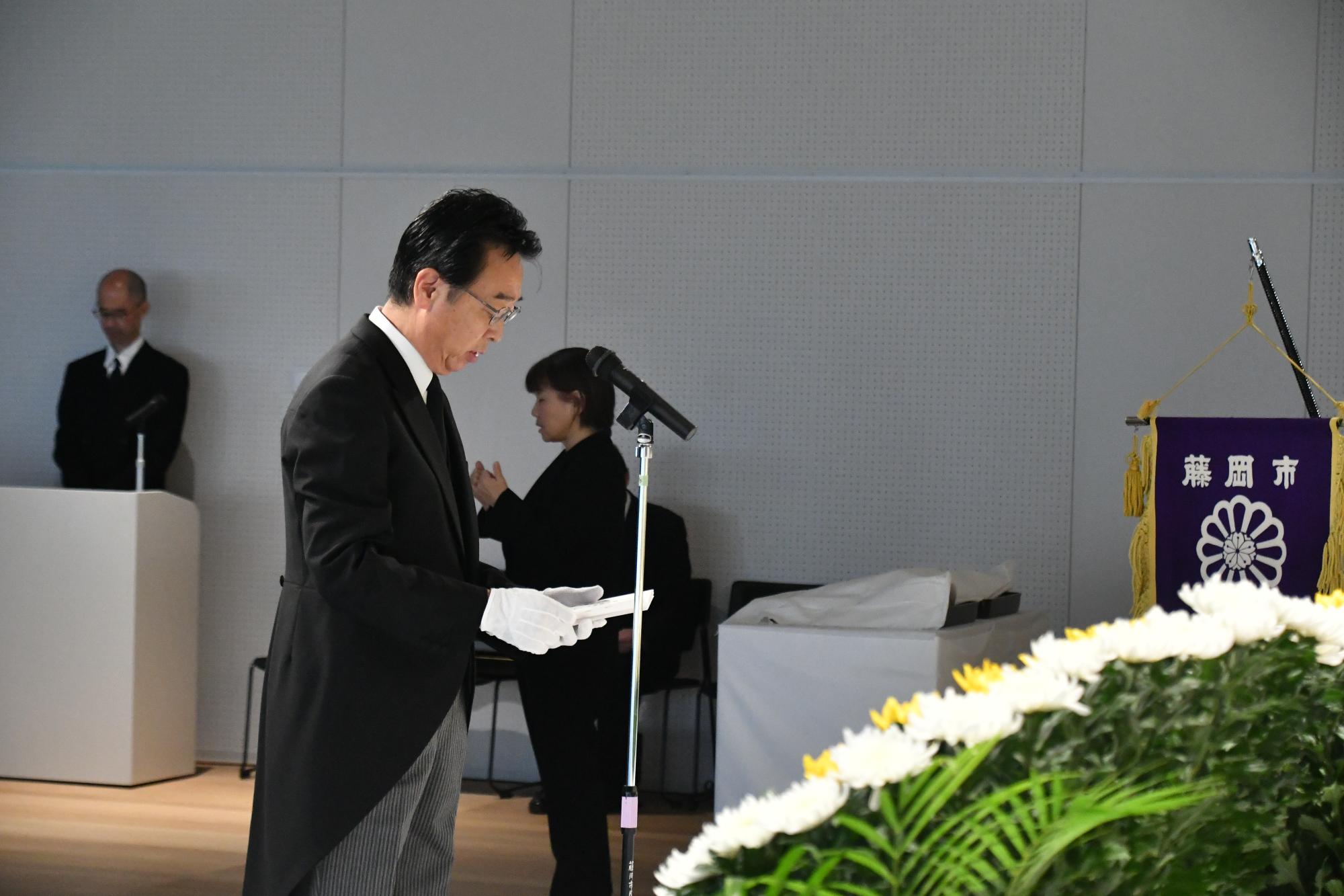 R07戦没者追悼式で式辞を述べる新井市長