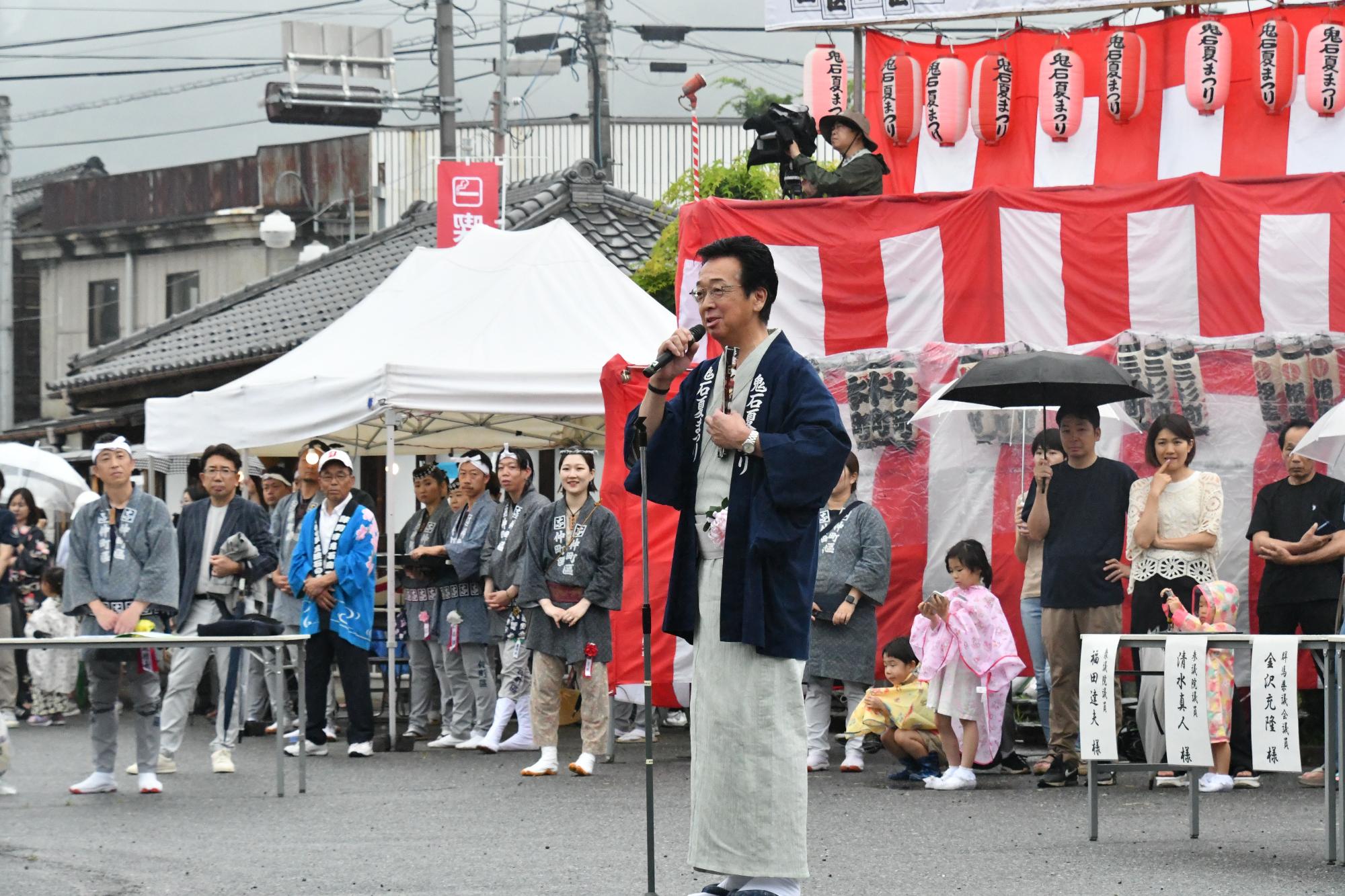 団体行動出発式で挨拶する新井市長