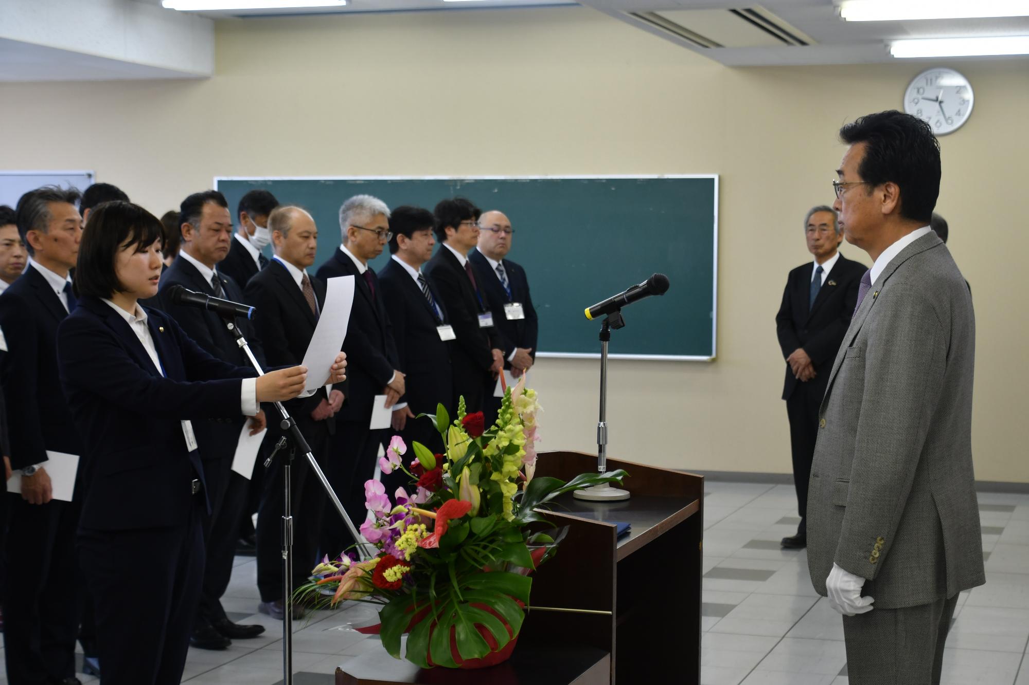 R08藤岡市職員辞令交付式の様子