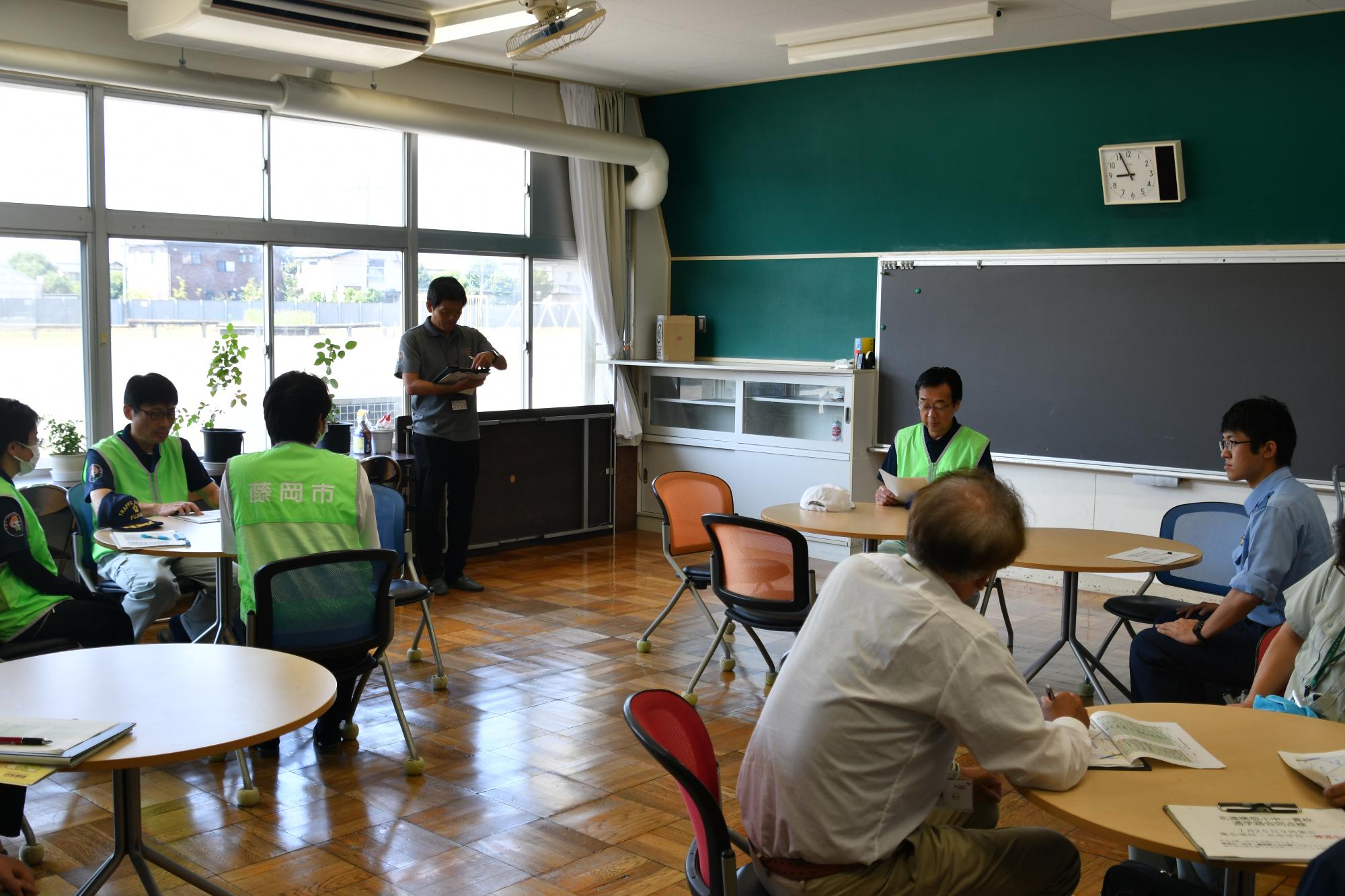 R07通学路安全点検で点検箇所を確認する様子