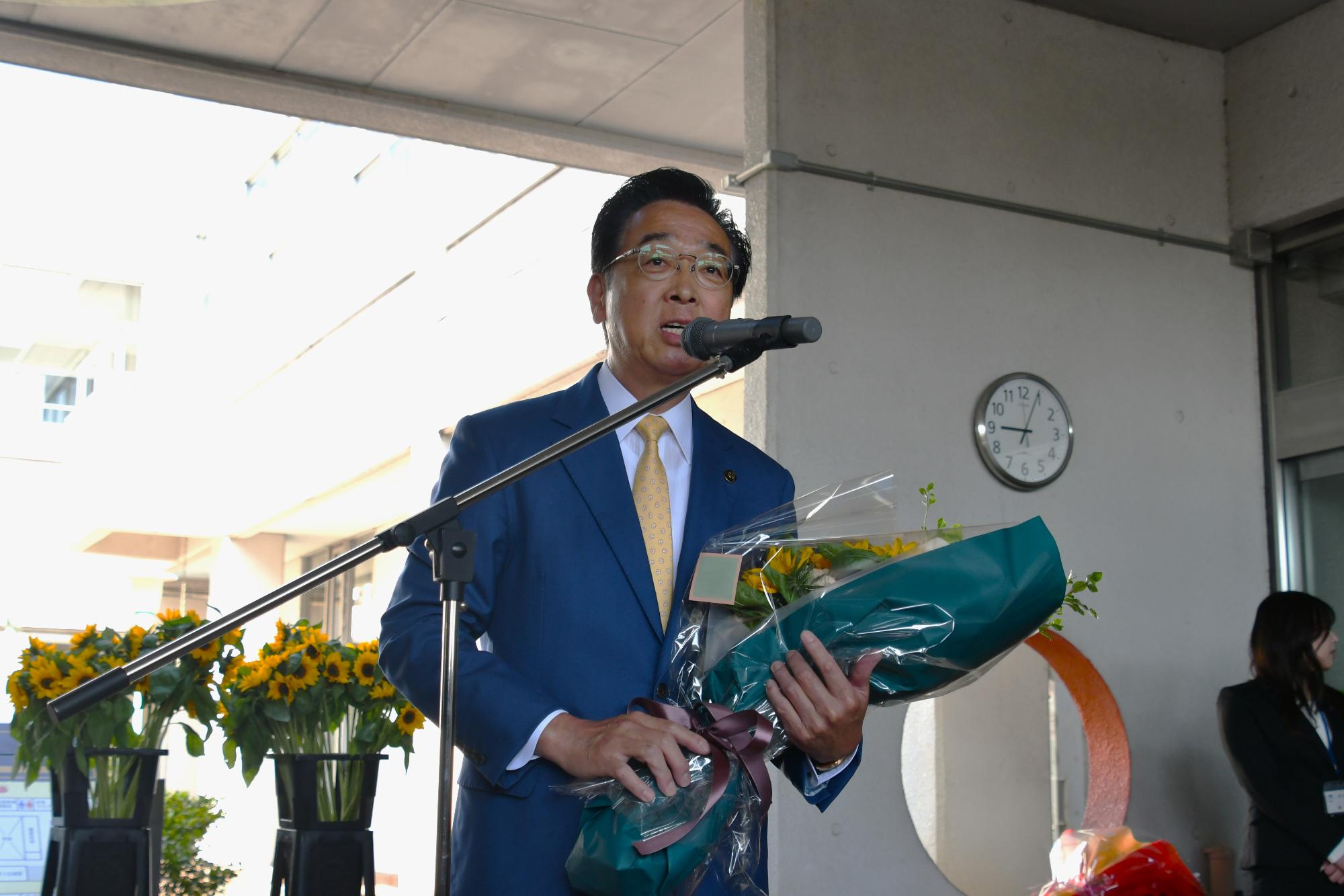 R08初登庁で挨拶する新井市長