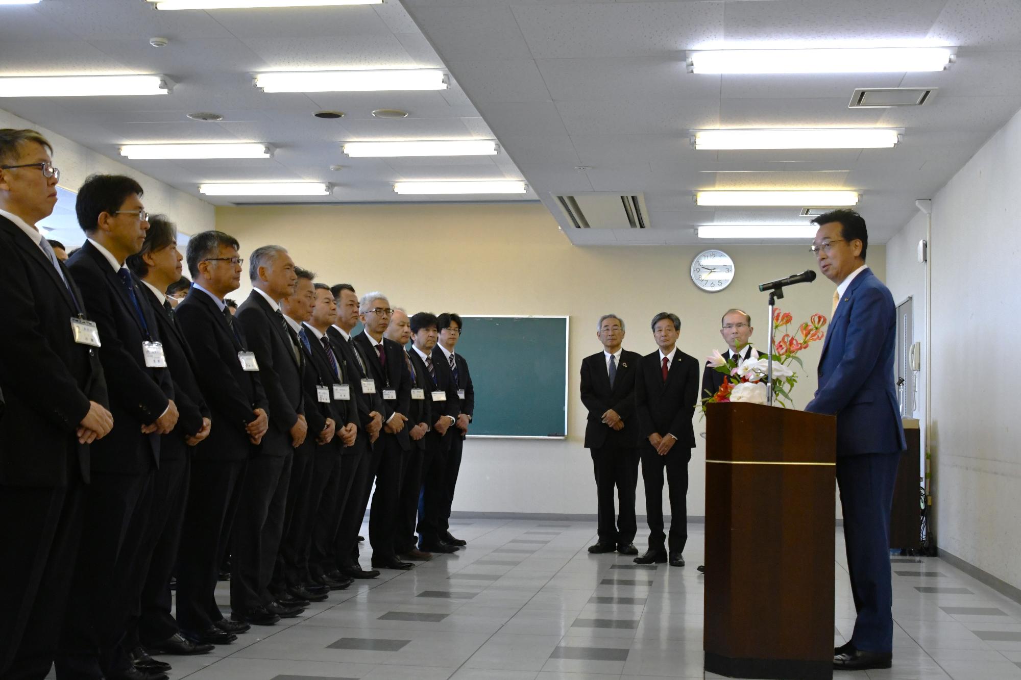 R08市長就任式で挨拶する新井市長