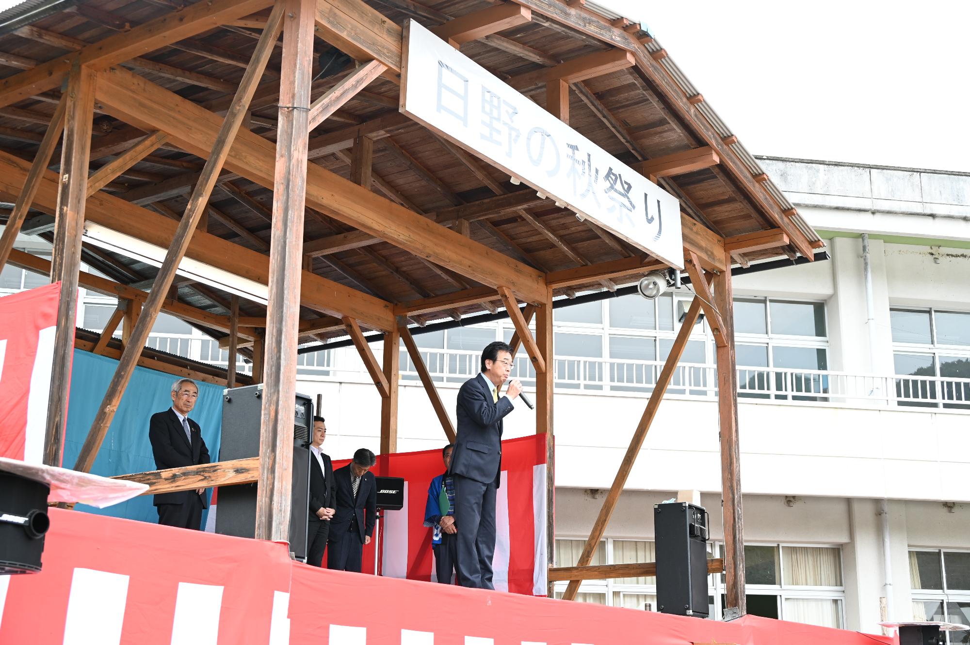 R07日野の秋祭りで挨拶する新井市長