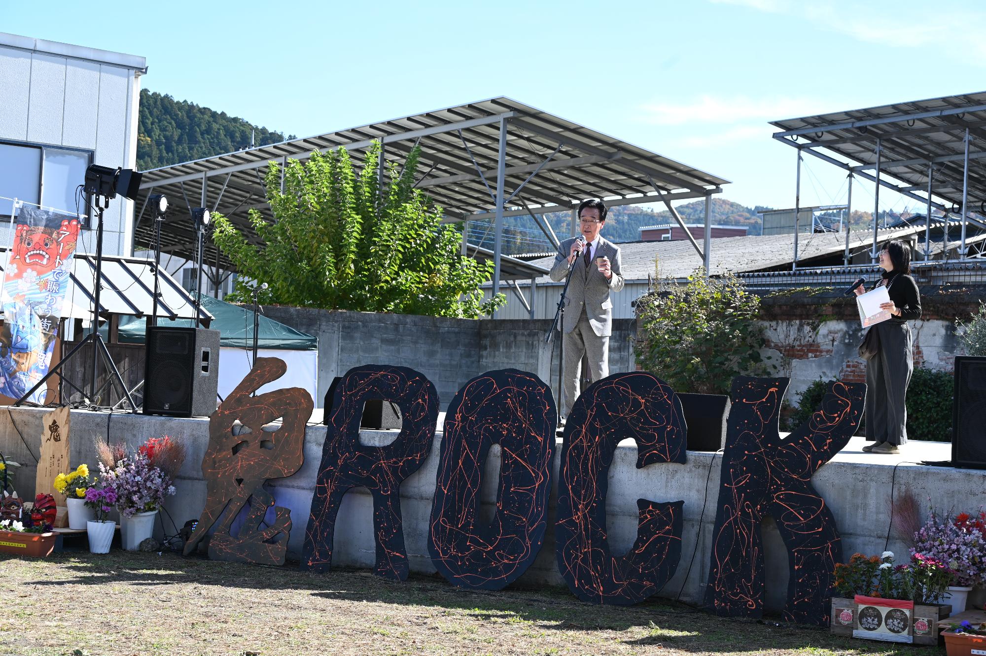 R07鬼ロックで挨拶する新井市長