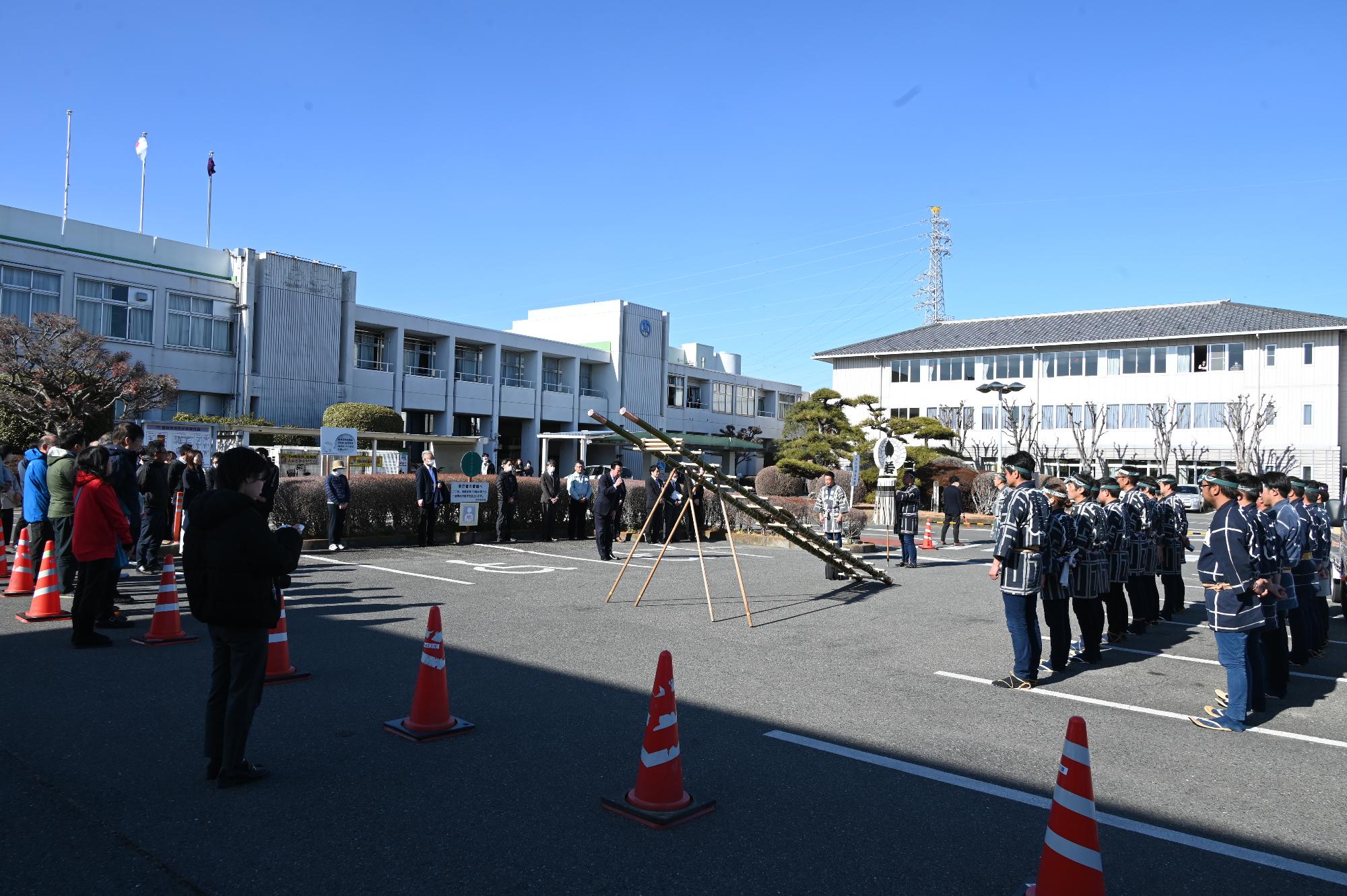 R08若鳶会で挨拶する新井市長