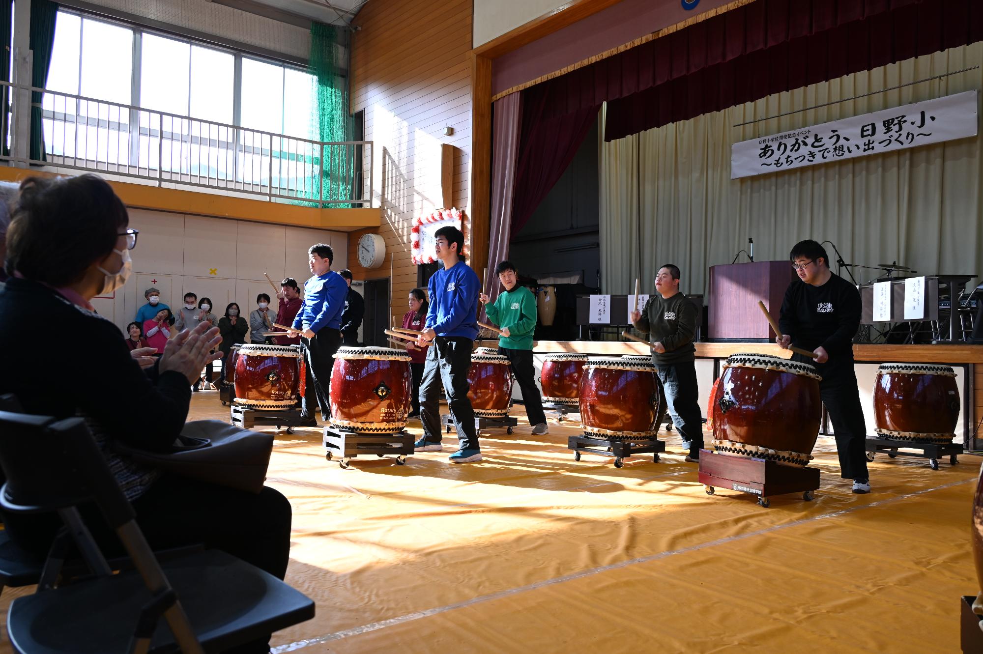 R08日野小学校閉校イベントで和太鼓演奏を行う様子