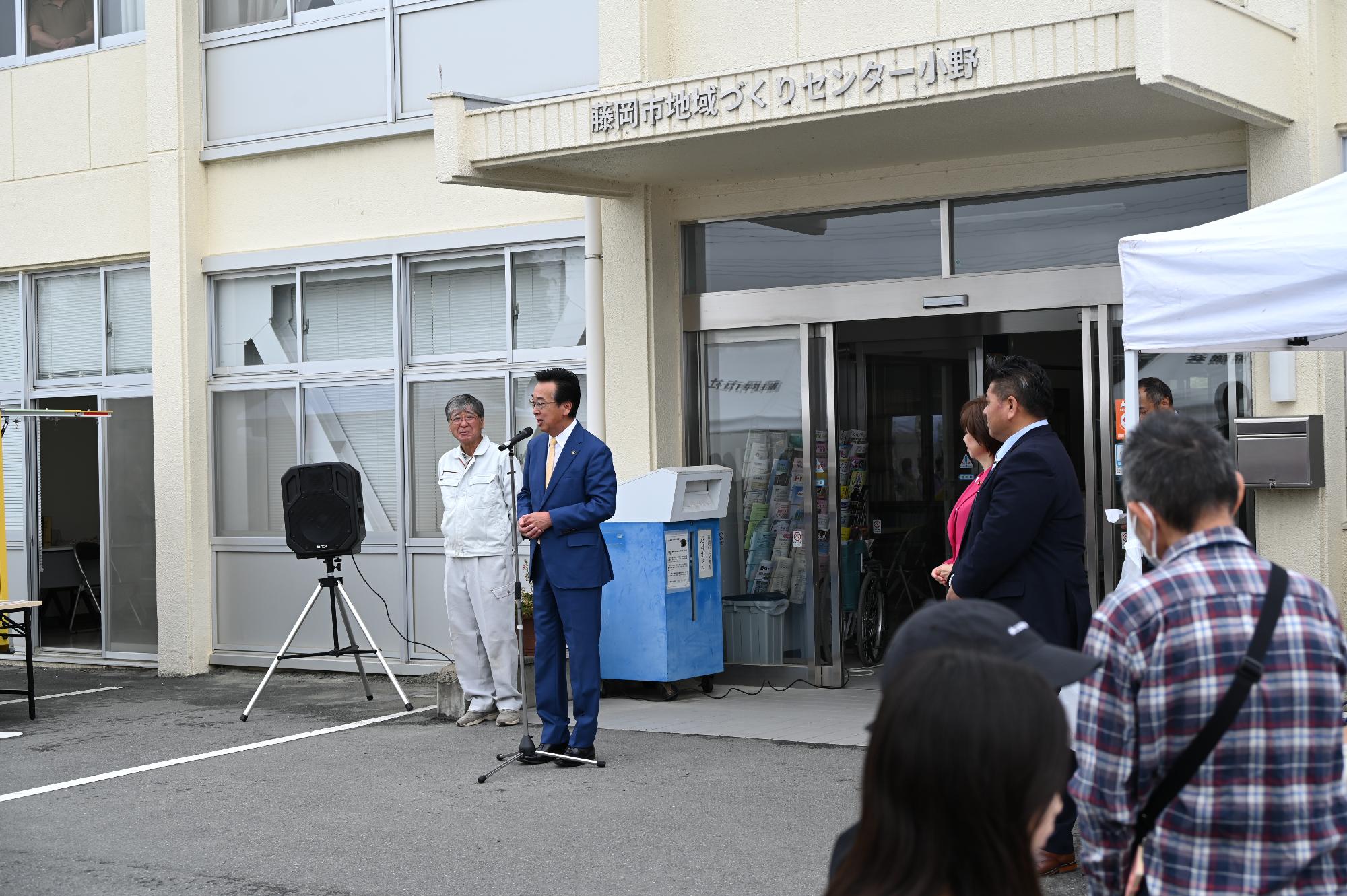 R08小野マルシェで挨拶する新井市長