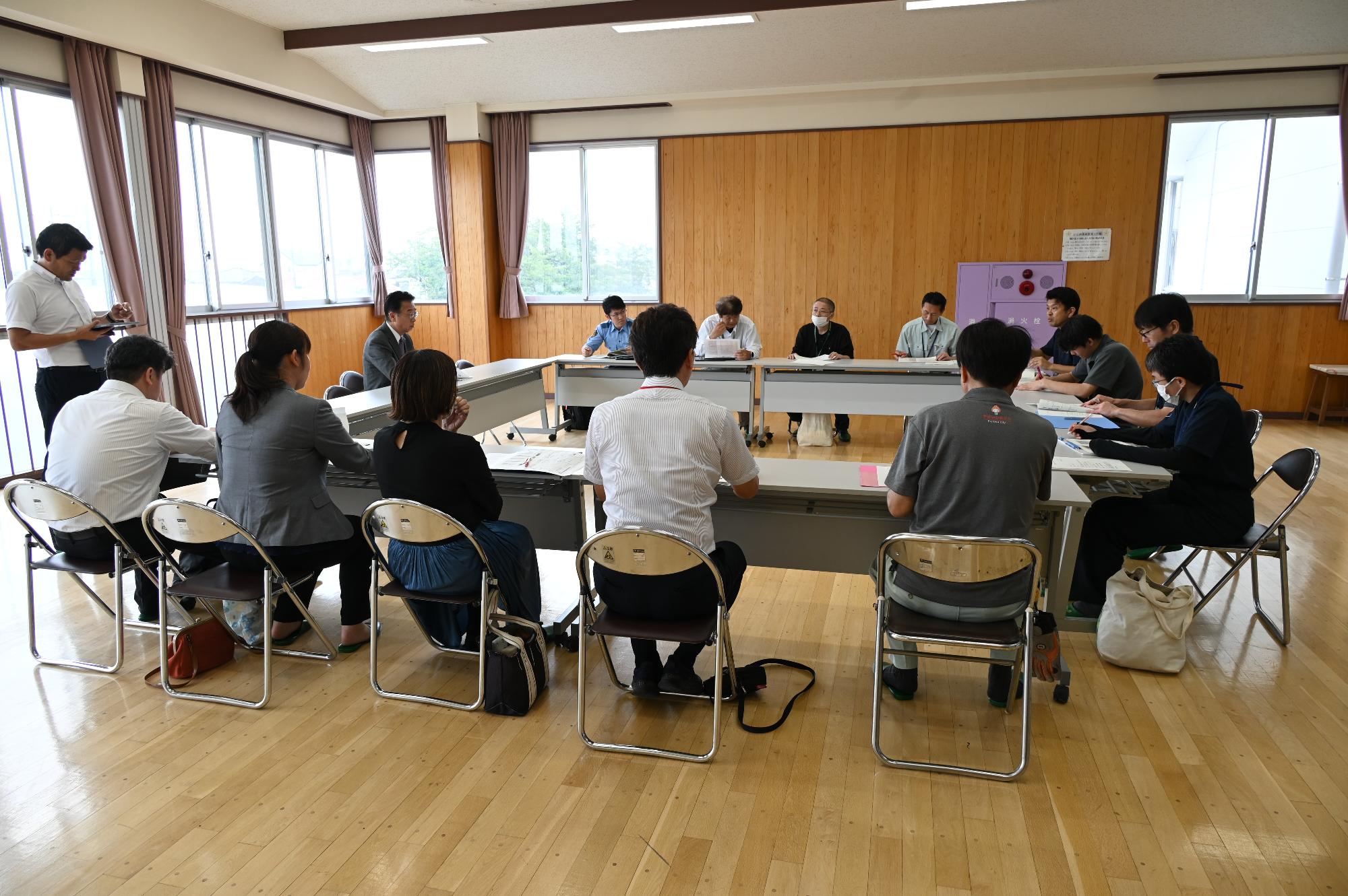 R08通学路安全点検で点検箇所を確認する様子
