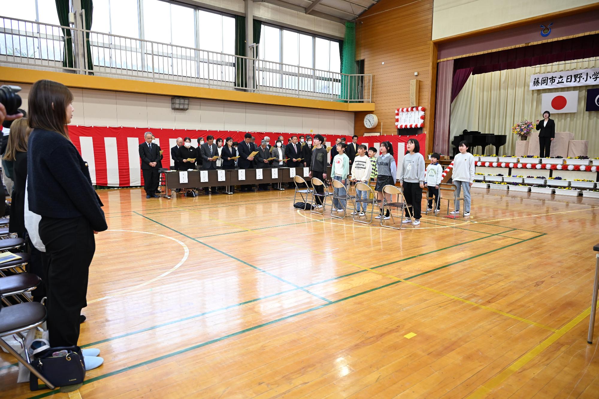 R08日野小学校閉校式で最後の校歌を歌う生徒たち