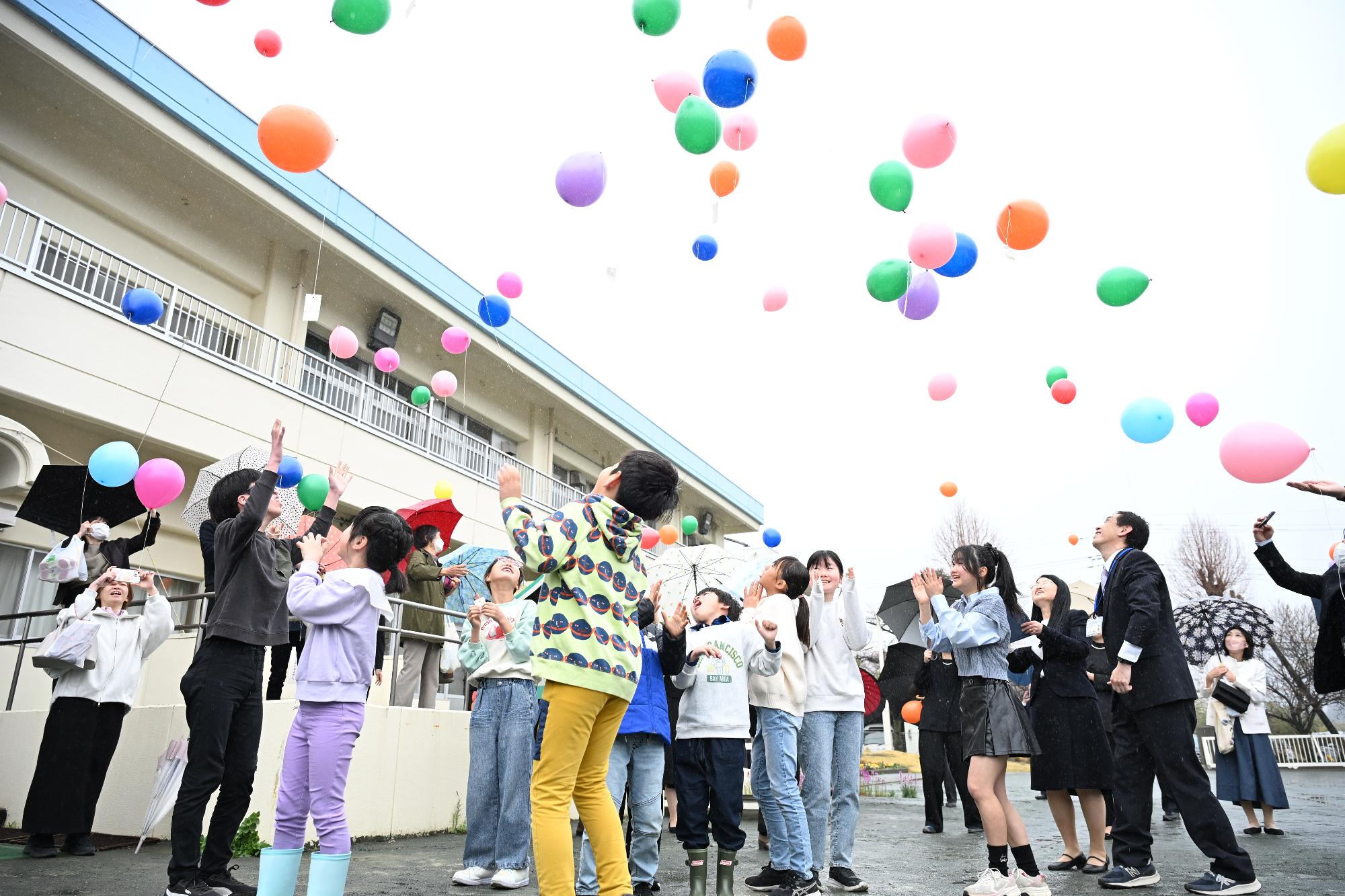 R08日野小学校閉校式記念でバルーンを打ち上げる様子
