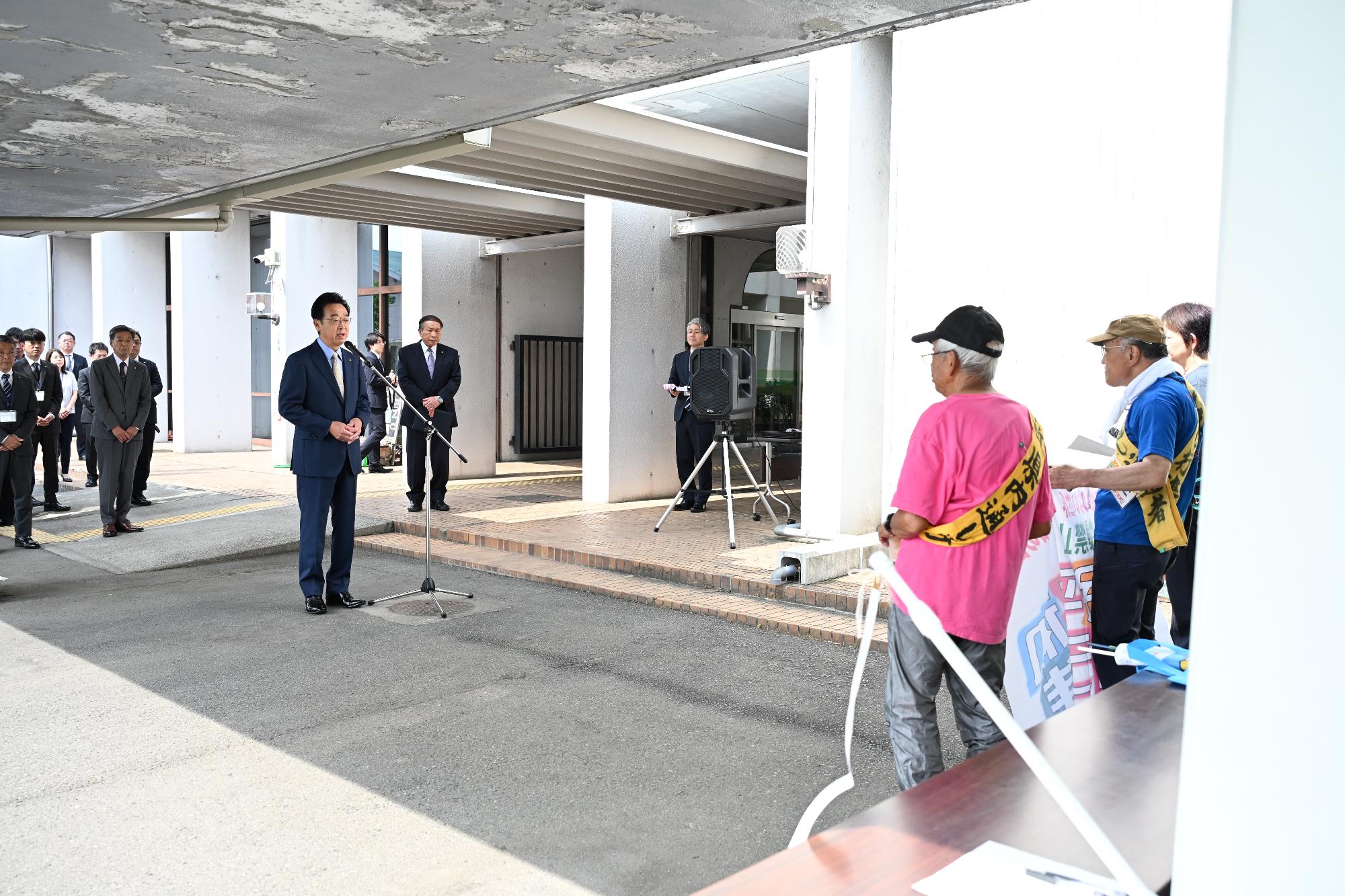 R08多野藤岡原水爆平和台行進で挨拶する新井市長