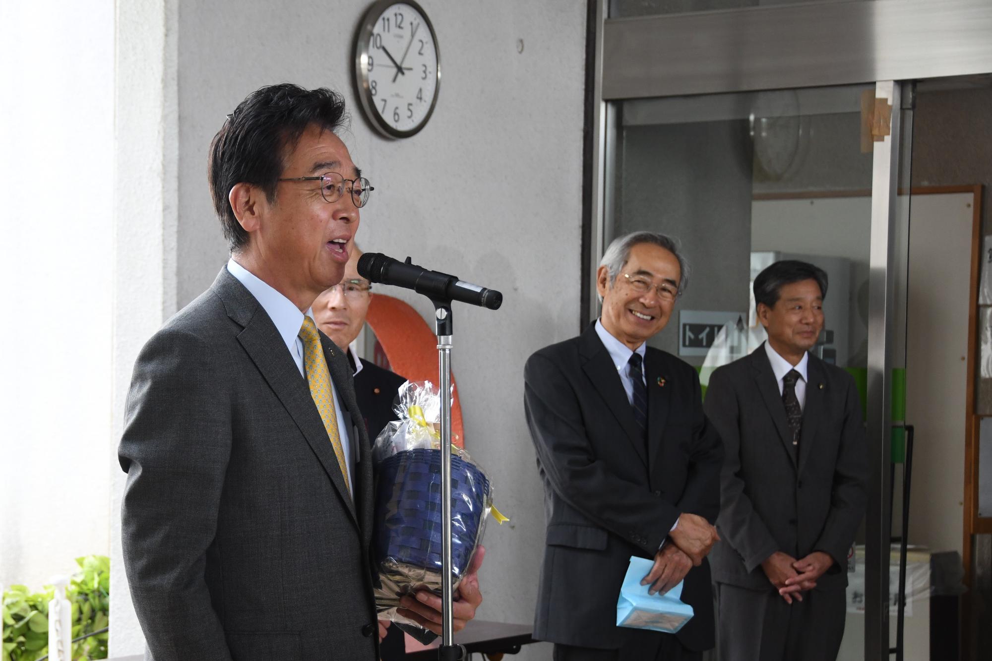 R07知的障害者福祉月間記念行事で挨拶する新井市長