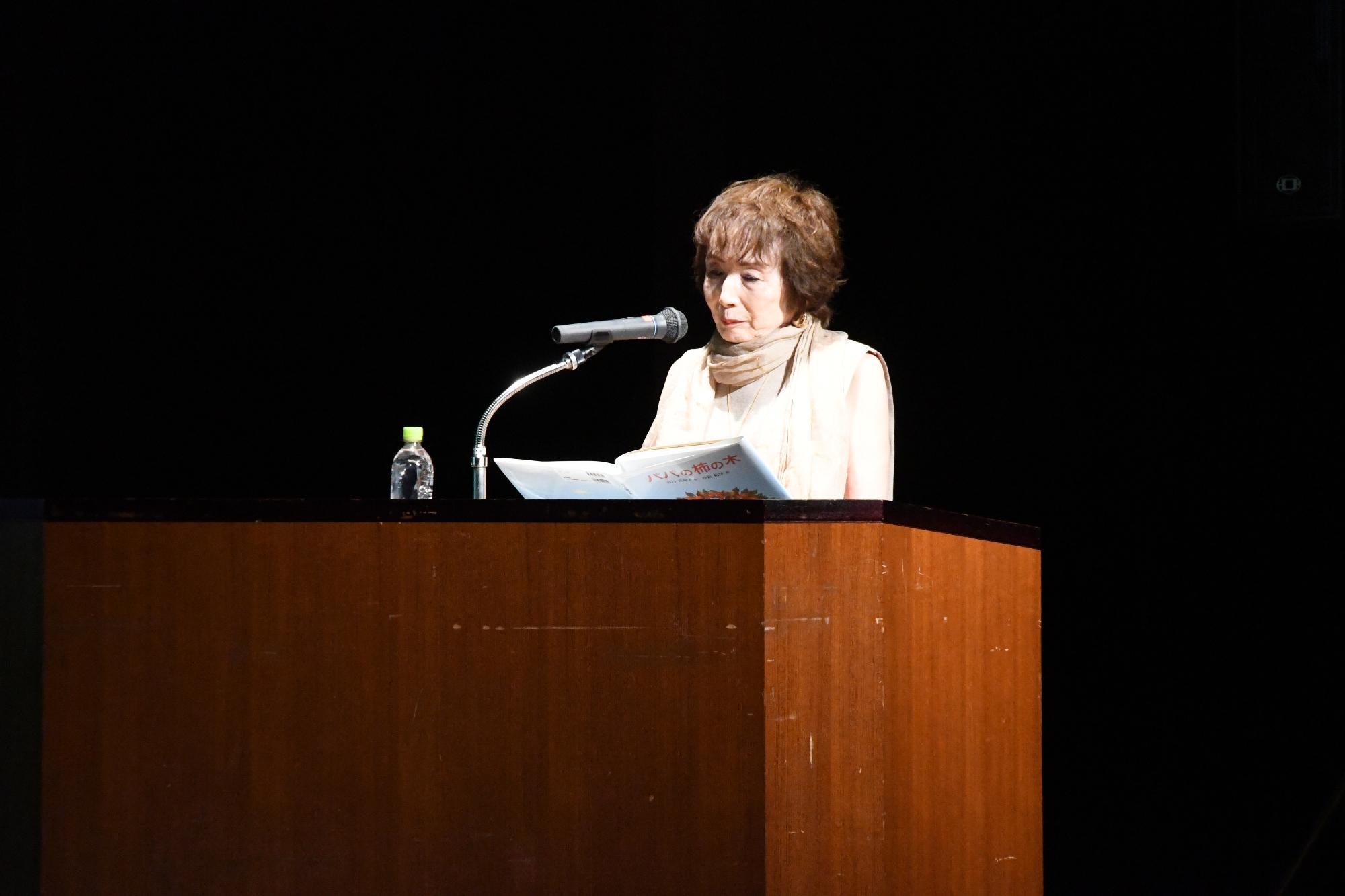 パパの柿の木を朗読する谷口真知子さん