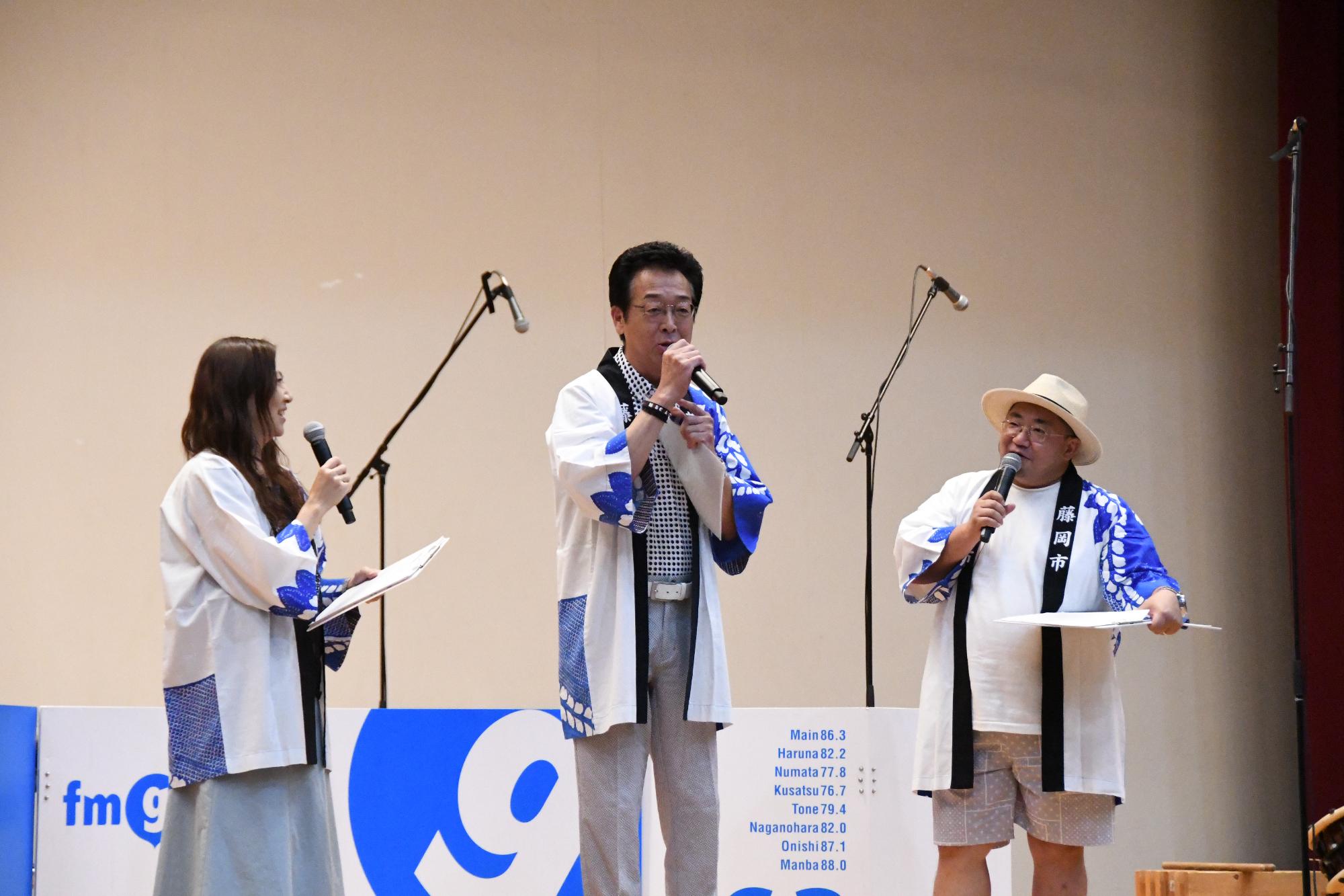 公開生放送内で内藤聡さんらとトークする新井市長