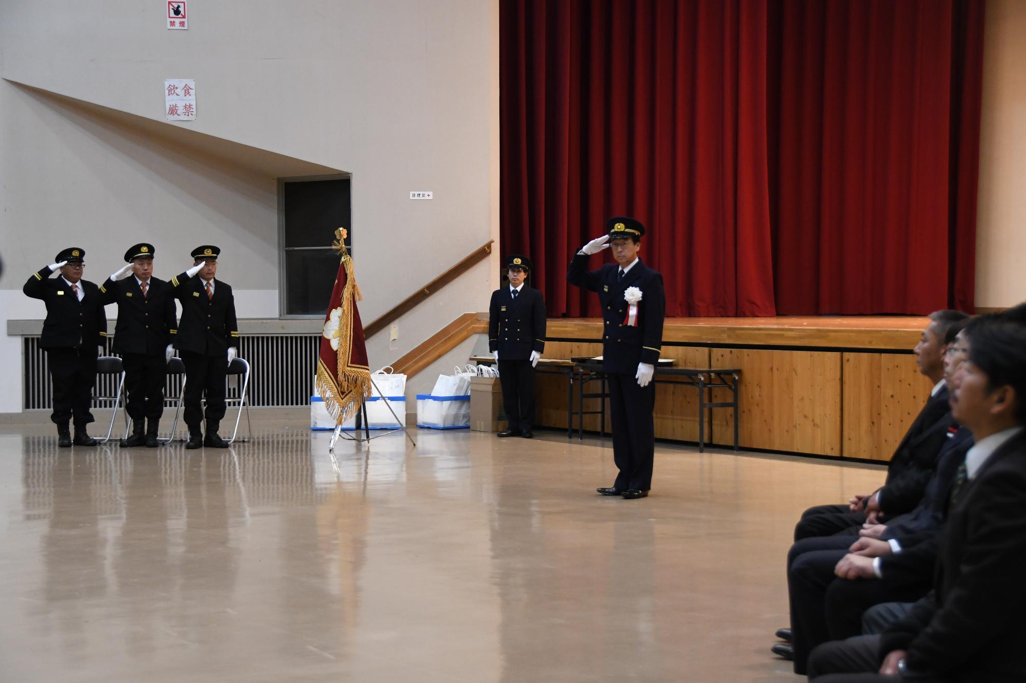 R07秋季点検中止に伴う表彰式にて挨拶する新井市長