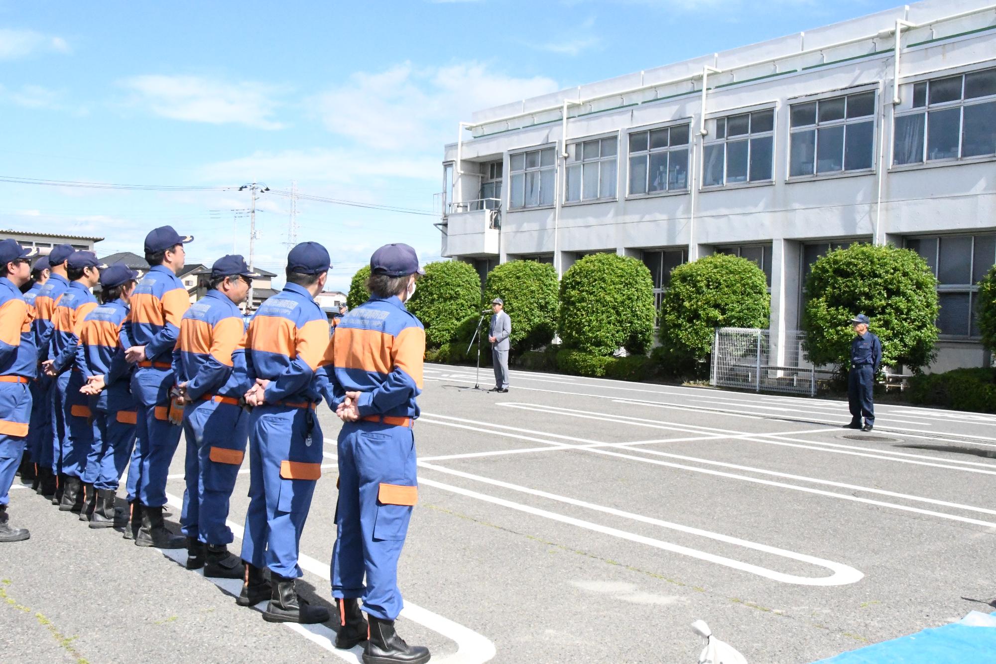 R07水防工法実技訓練で挨拶する新井市長