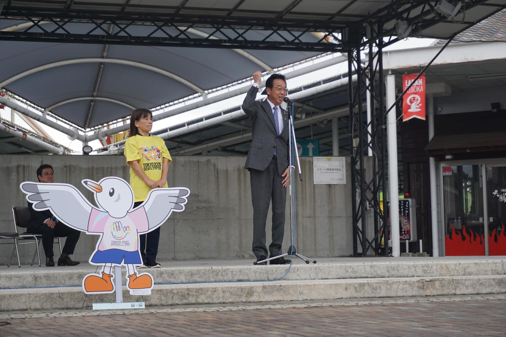 R07デフリンピックキャラバンで手話を用いて挨拶する新井市長