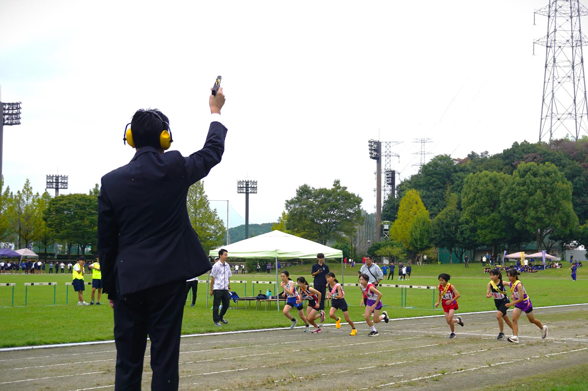 R07駅伝競走大会で女子のスターターを務める新井市長