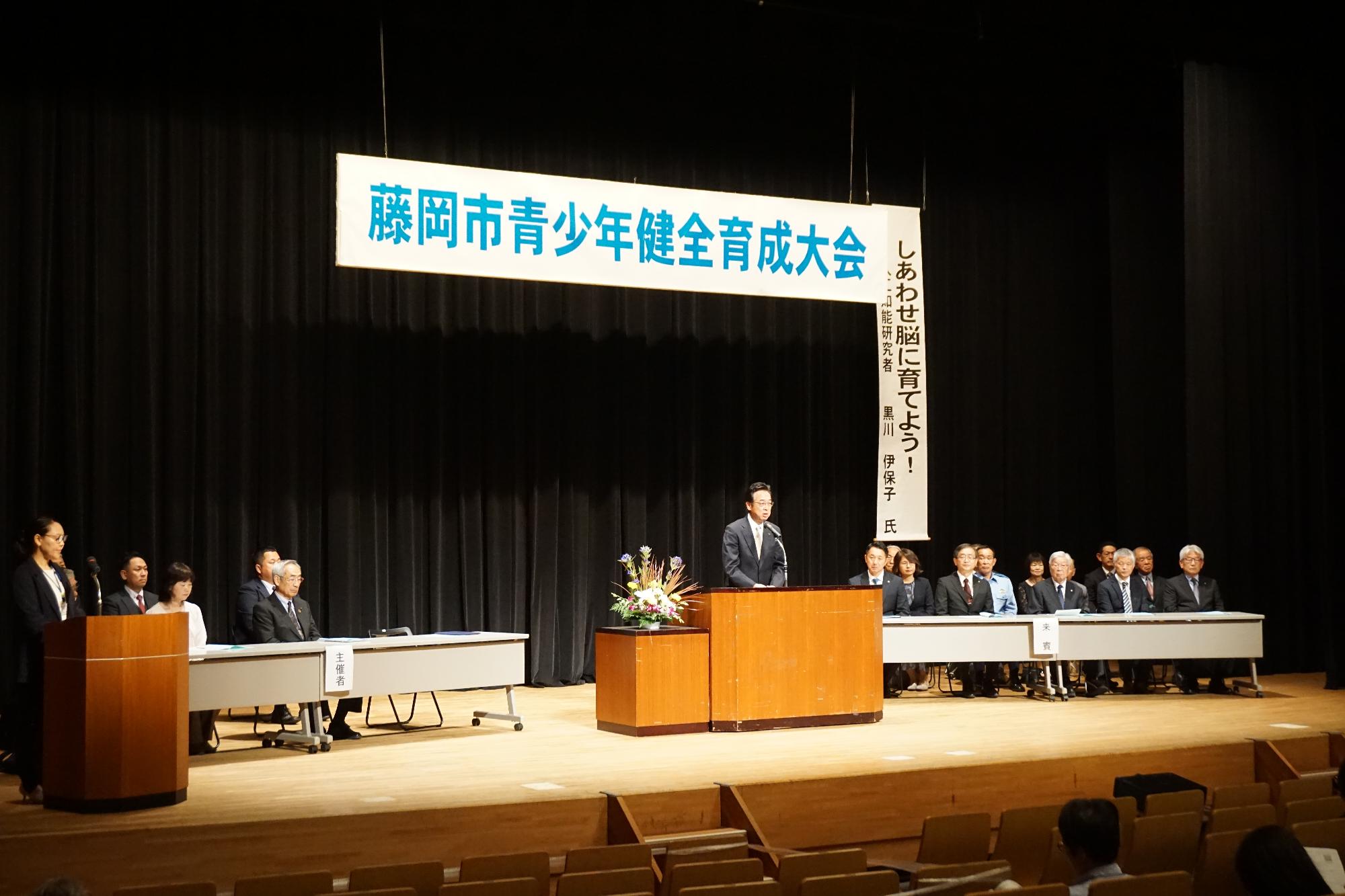 R07青少年健全育成大会で挨拶する新井市長