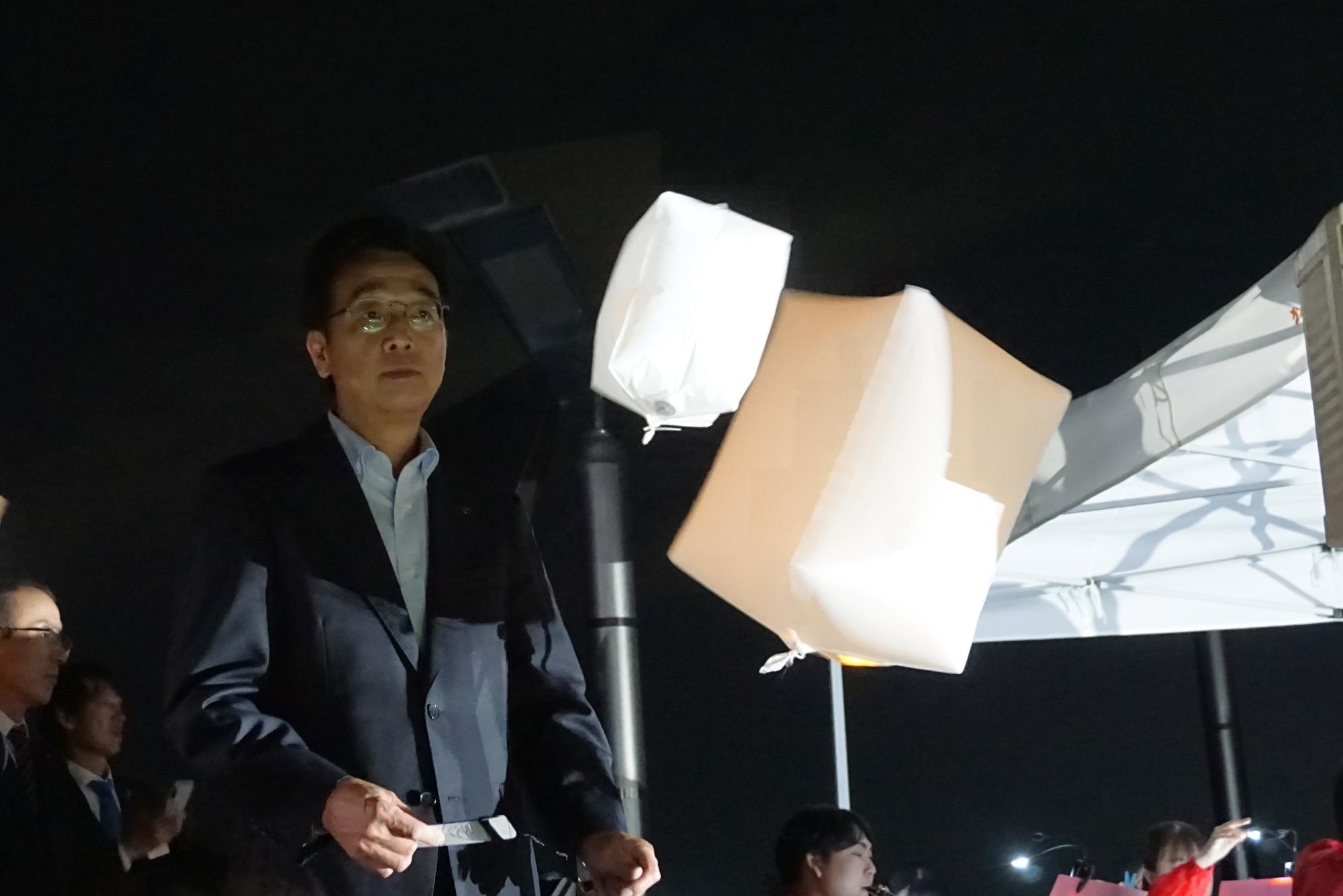 R07オニシスカイランタンフェスティバルに参加した新井市長