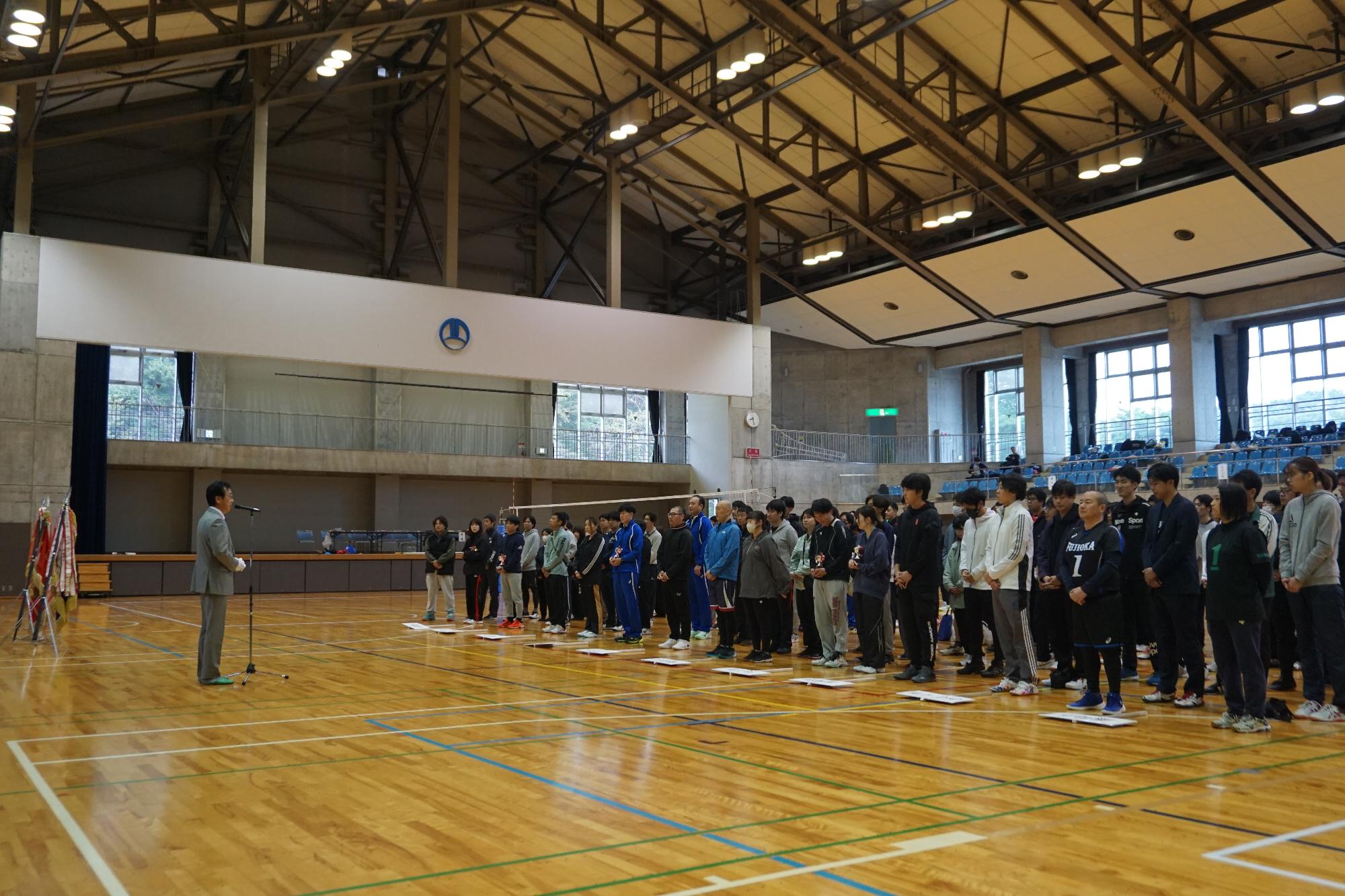 R0712市都市職員親善バレーボール大会開会式で挨拶する新井市長