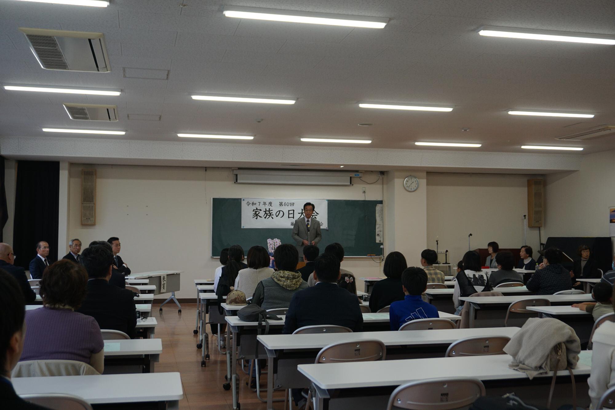 R07家族の日大会で挨拶する新井市長