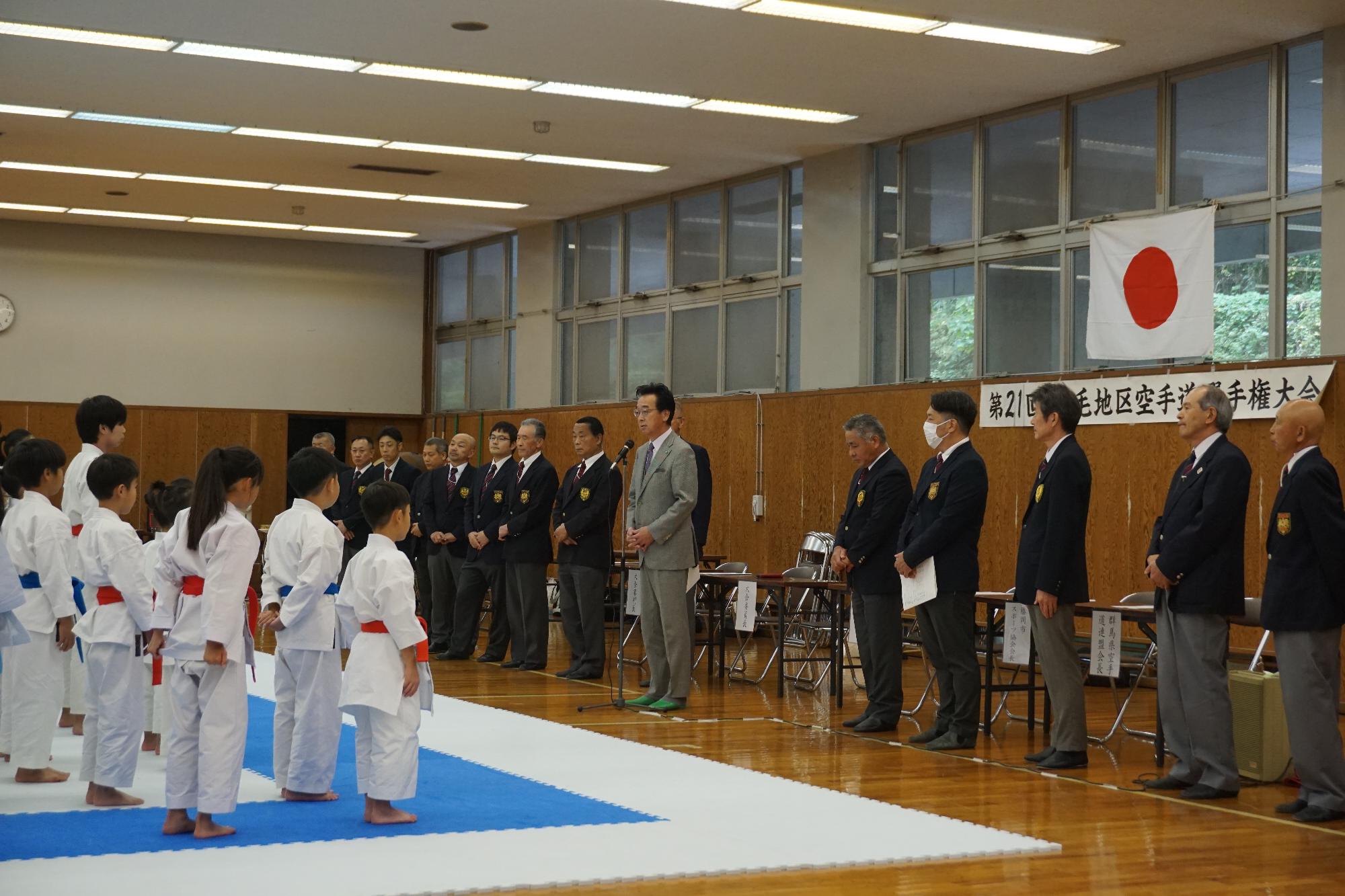 R07南毛地区珠算競技大会開会式で挨拶する新井市長