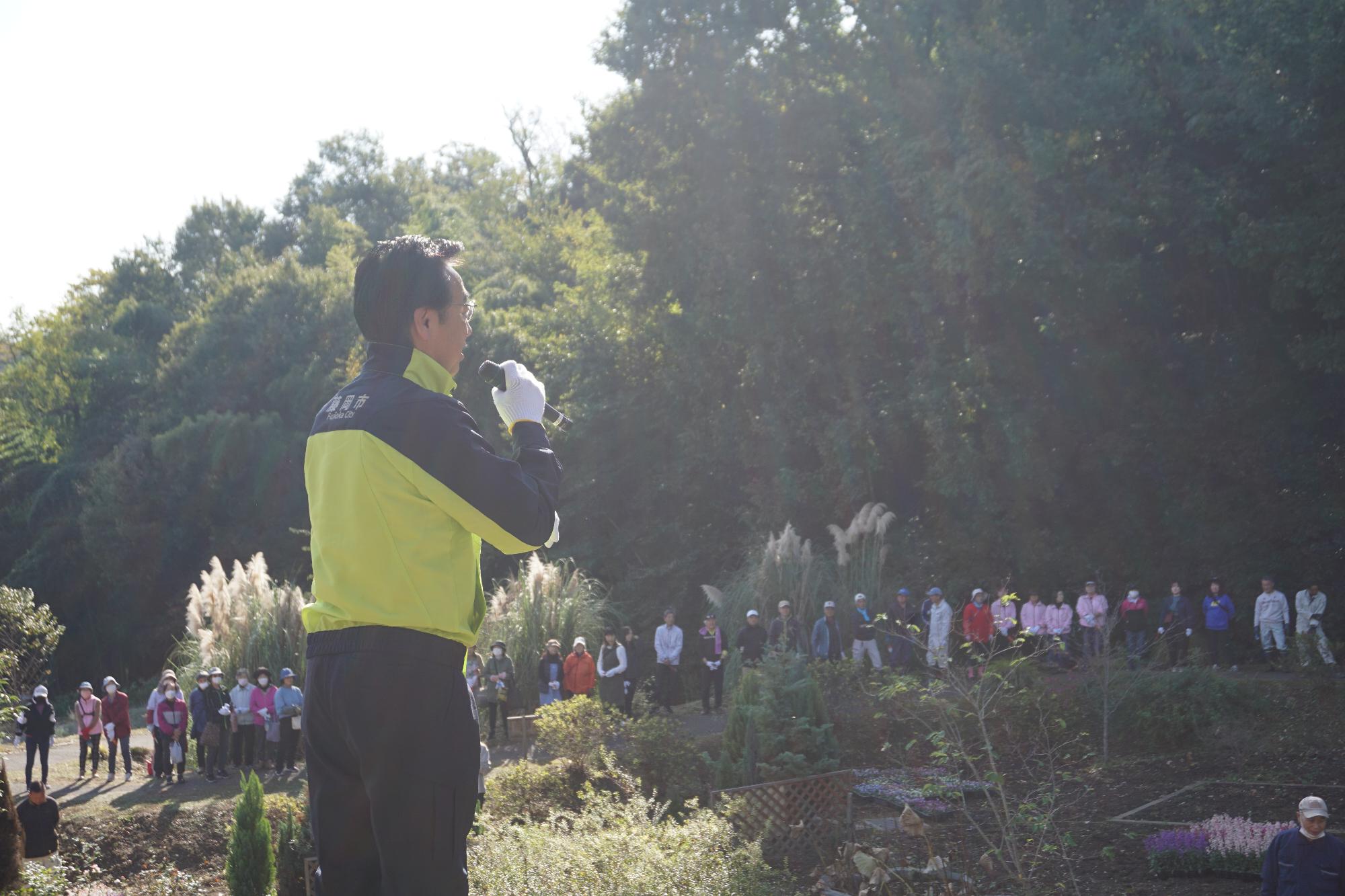 R07花と緑と笑顔あふれるまちづくり市民大花壇花植えで挨拶する新井市長