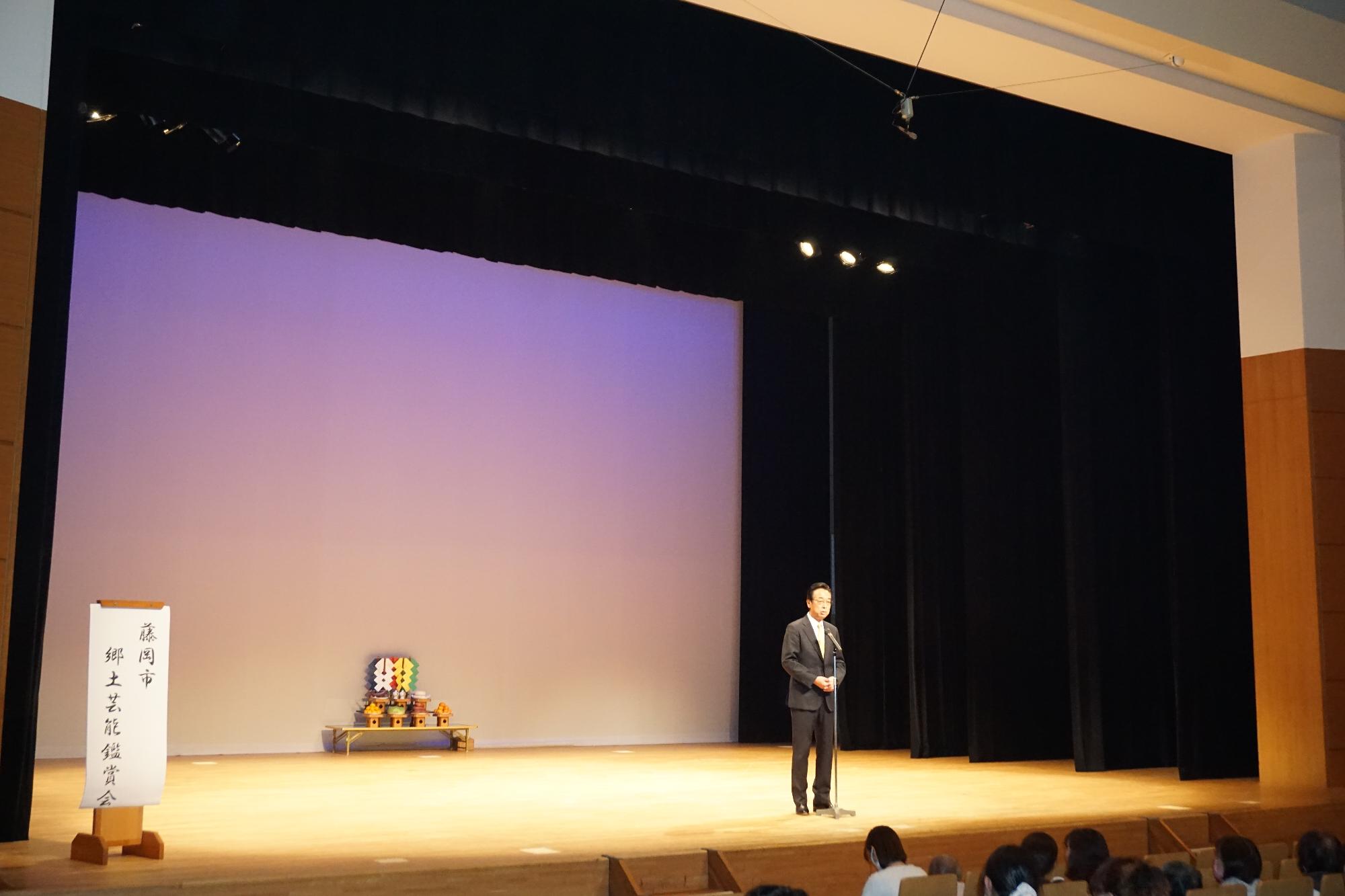 R07郷土芸能鑑賞会で挨拶する新井市長