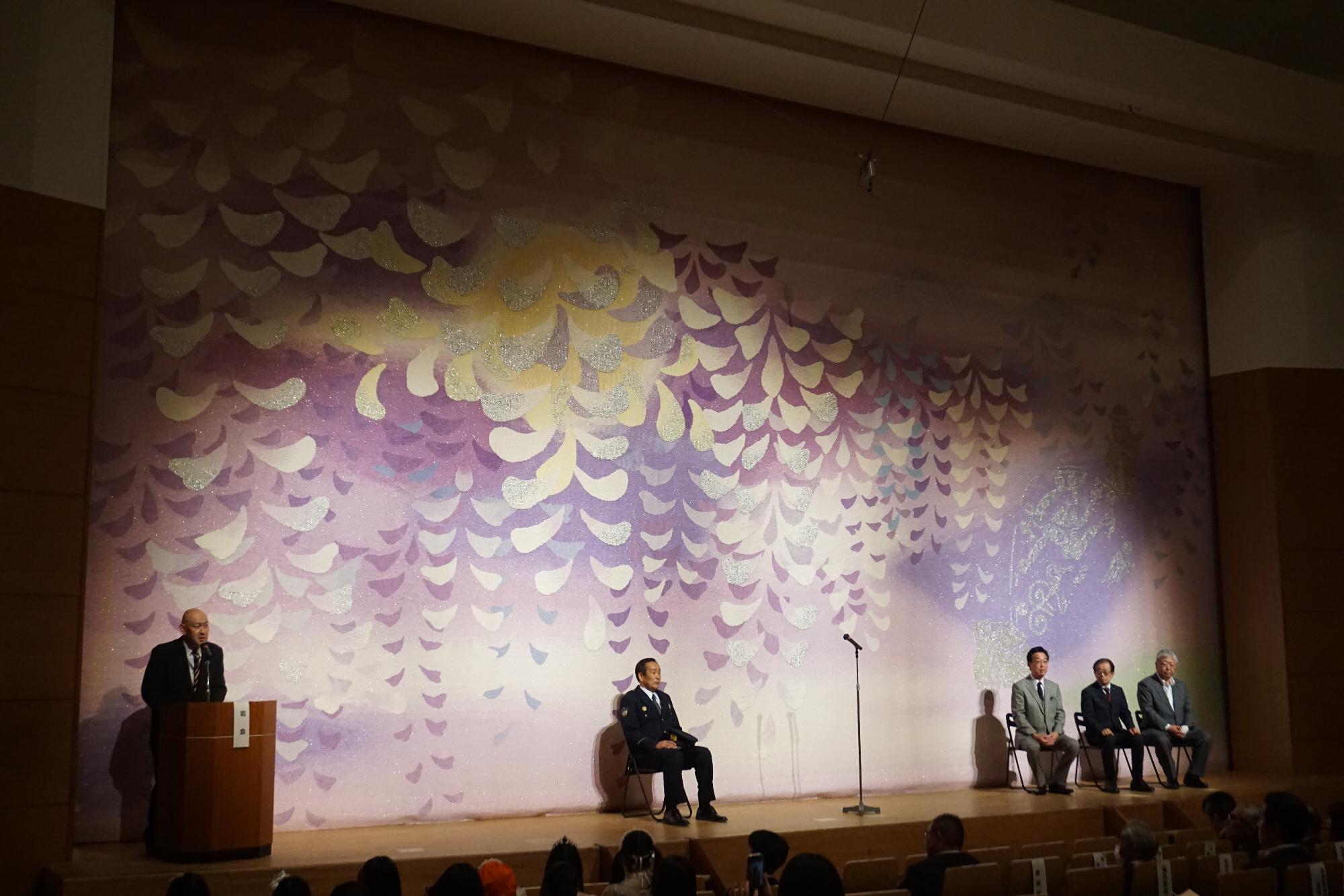 R07藤岡警察署暴力追放・防犯指導大会で登壇する新井市長