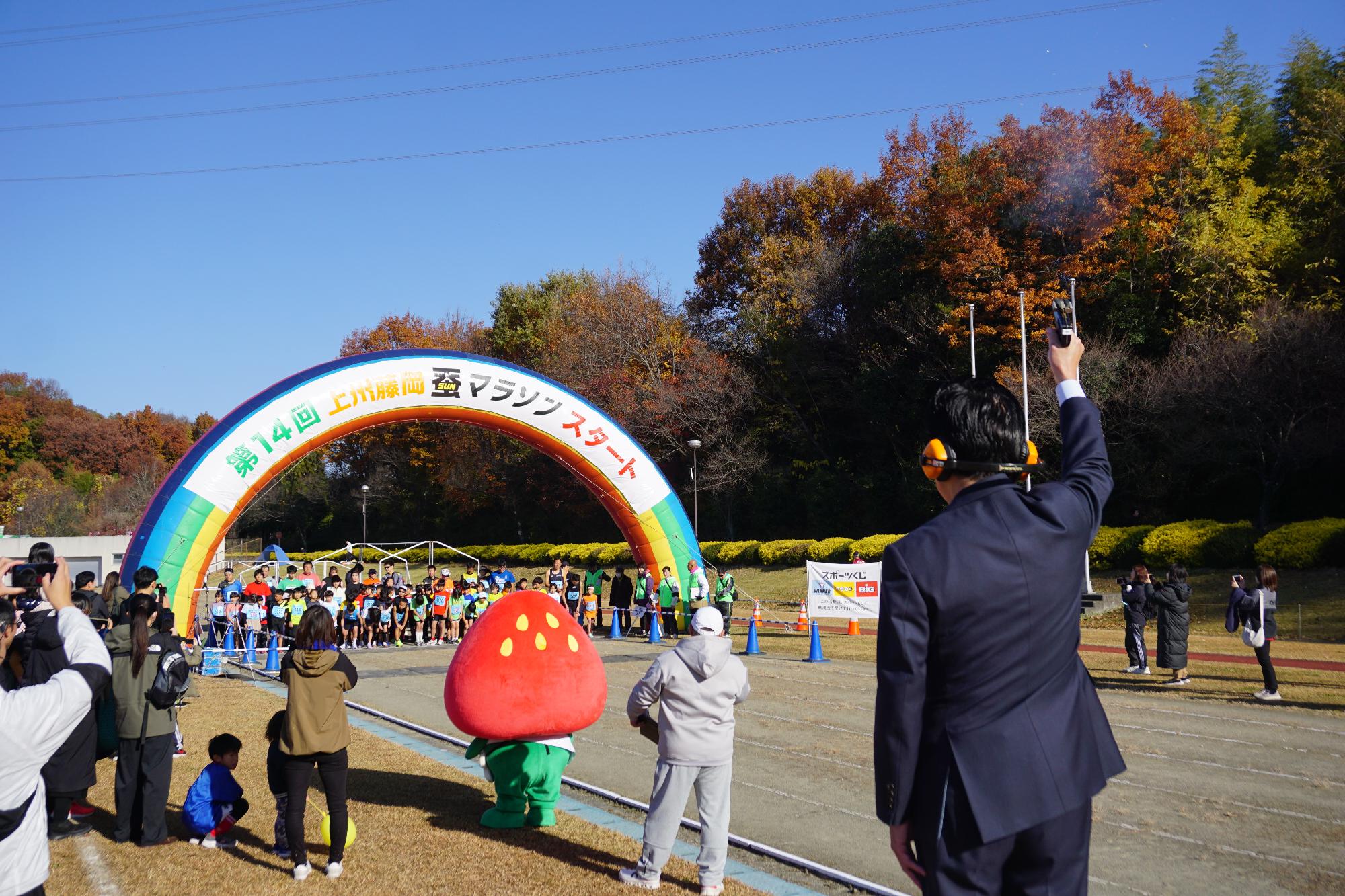 R07蚕マラソンでスターターを務める新井市長