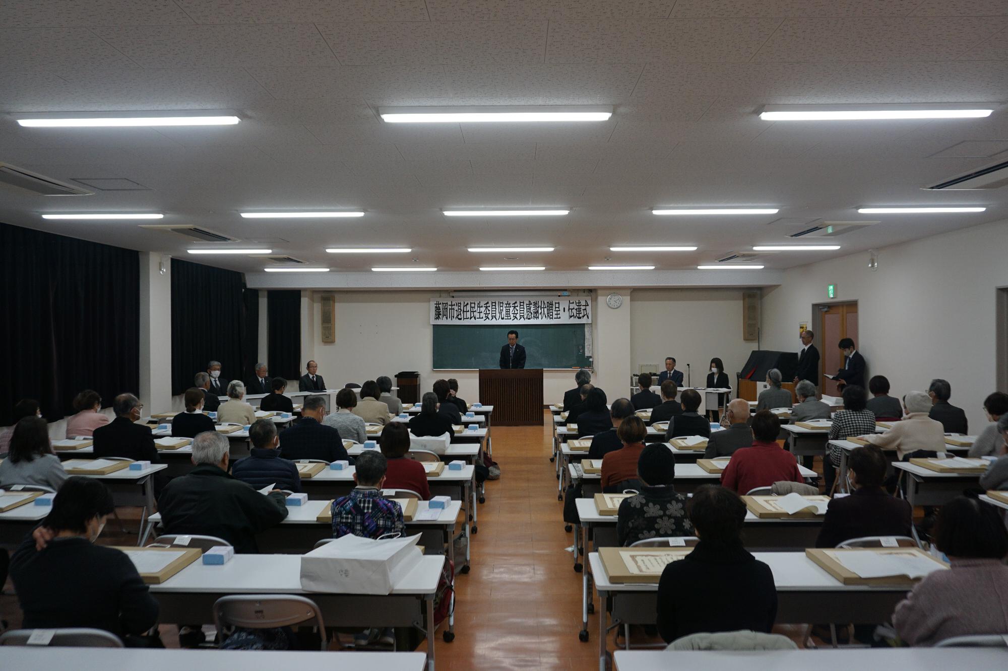 R07退任民生委員児童委員感謝状贈呈式で挨拶する新井市長