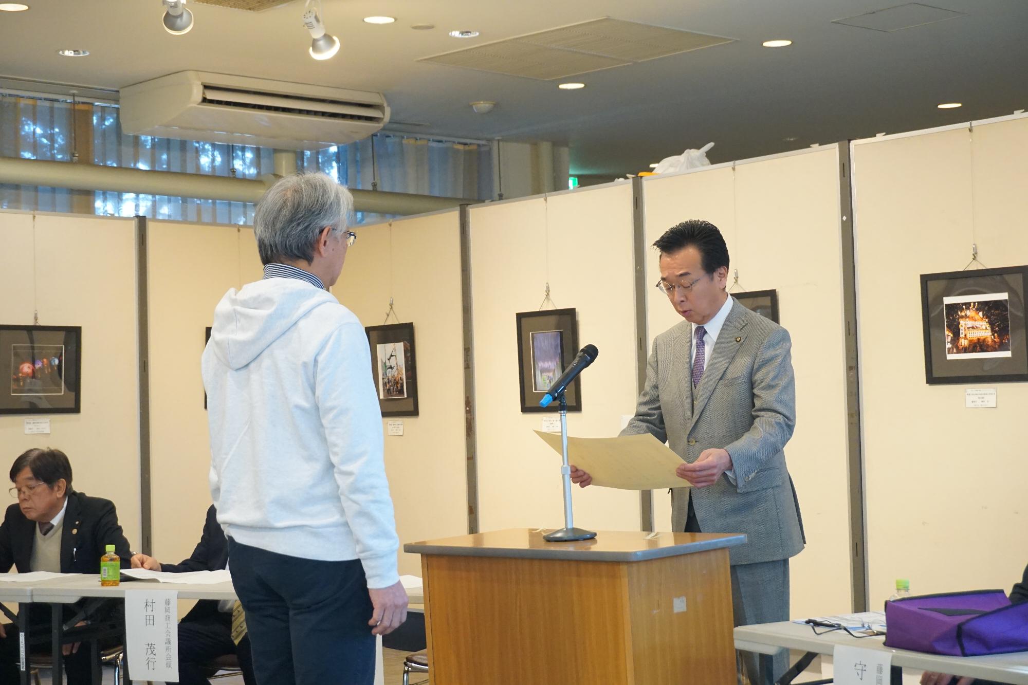 R08観光フォトコンテストで表彰状を授与する新井市長