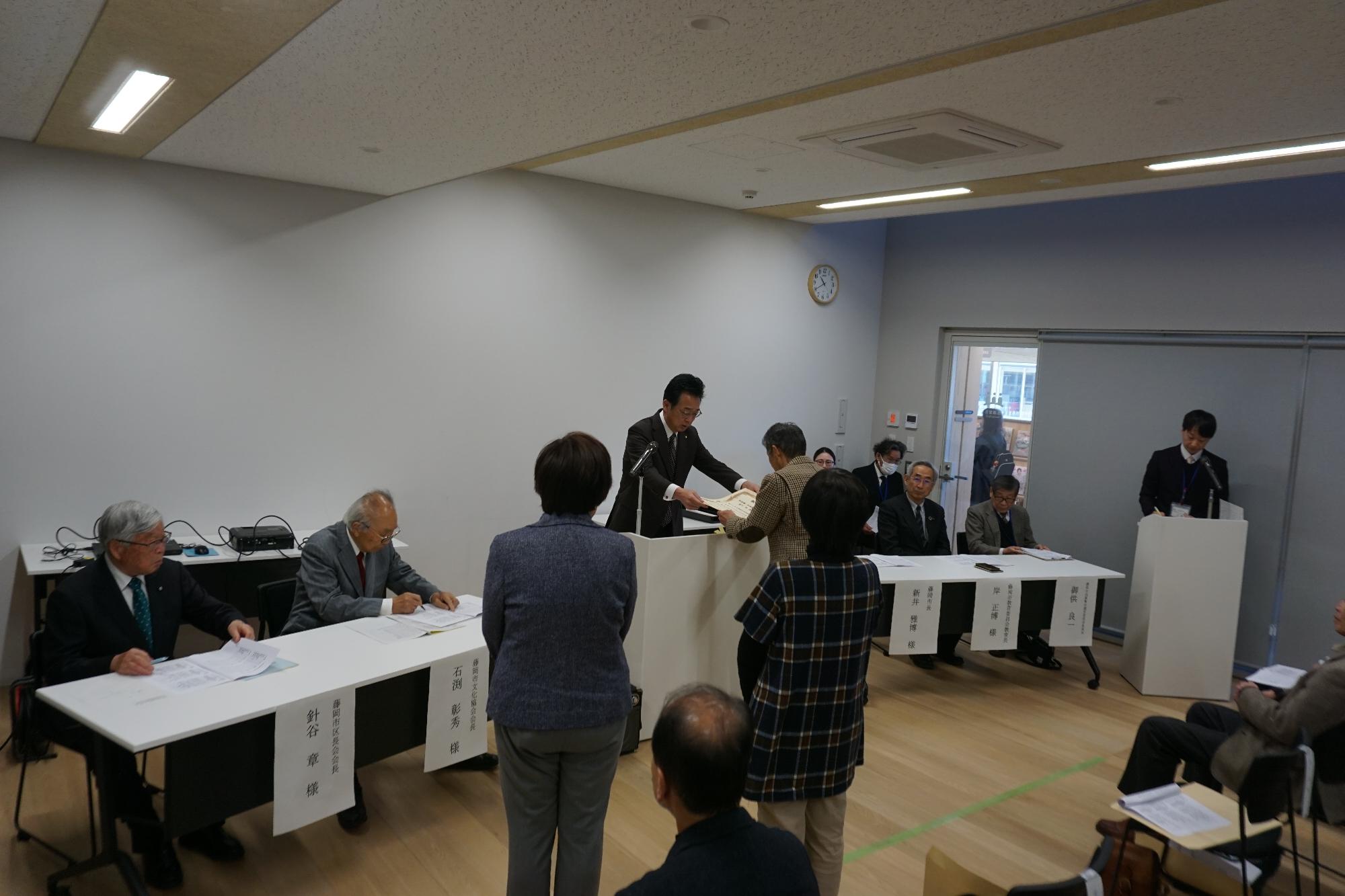 R08市民展覧会表彰式で市長賞の表彰を行う新井市長